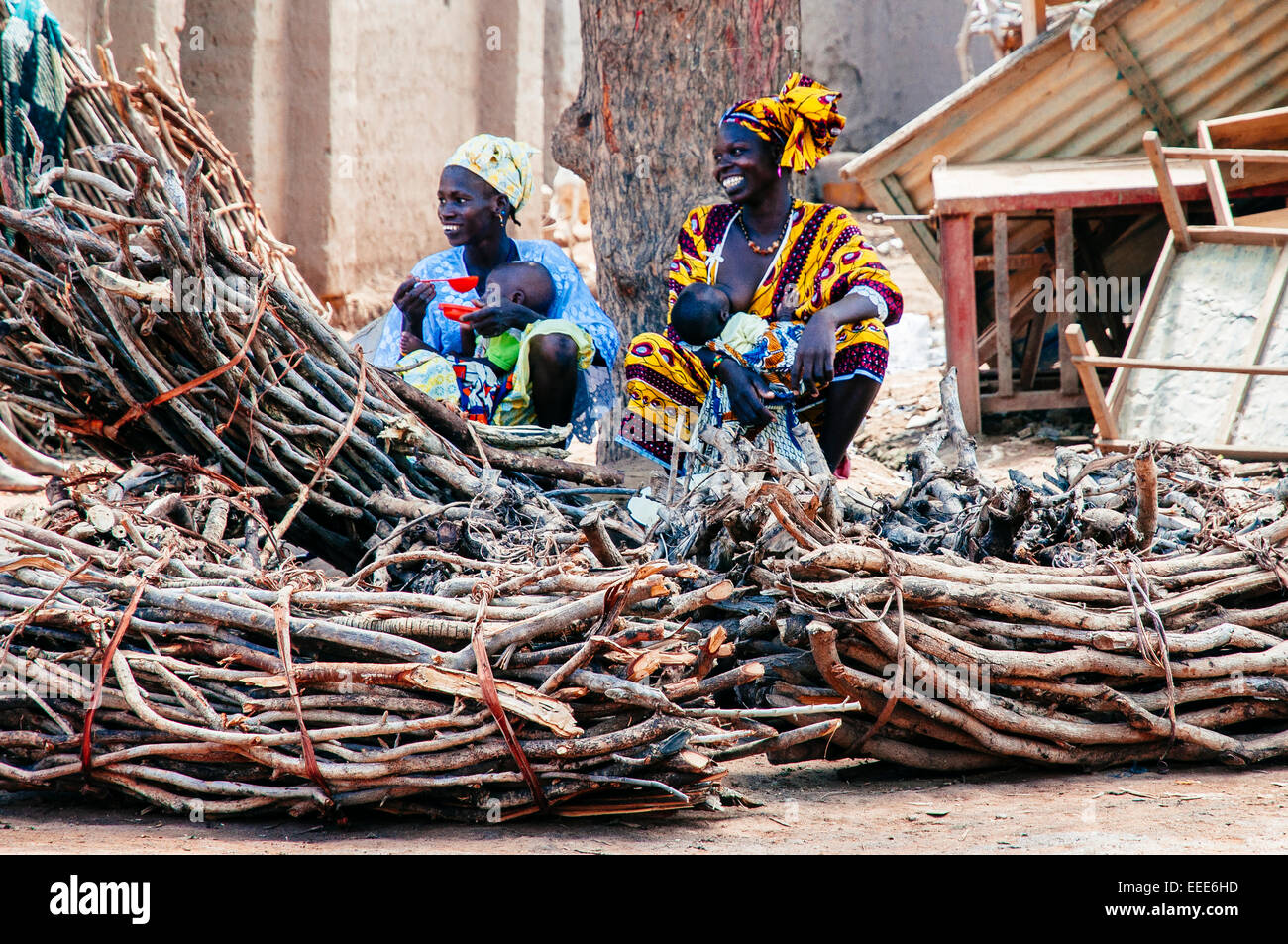 Les femmes l'alimentation des bébés dans les rues de Djenné, au Mali. Banque D'Images