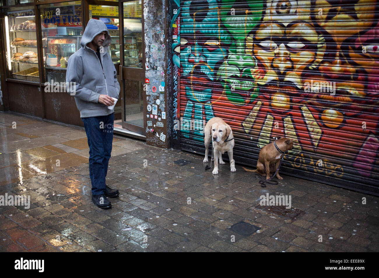 Street art sur un matin pluvieux sur Brick Lane dans l'Est de Londres, au Royaume-Uni. Banque D'Images