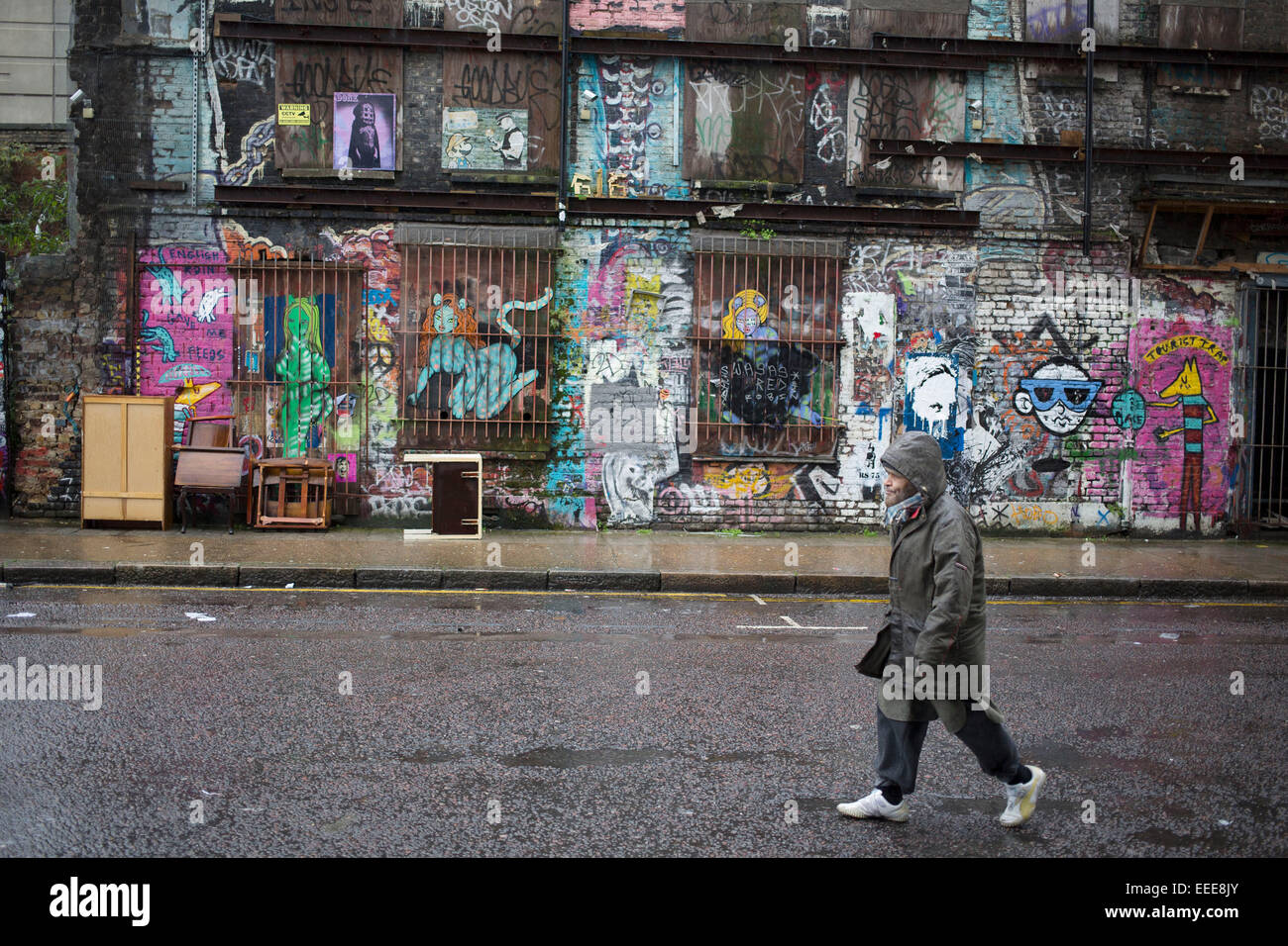 Street art sur un matin pluvieux sur Brick Lane dans l'Est de Londres, au Royaume-Uni. Banque D'Images