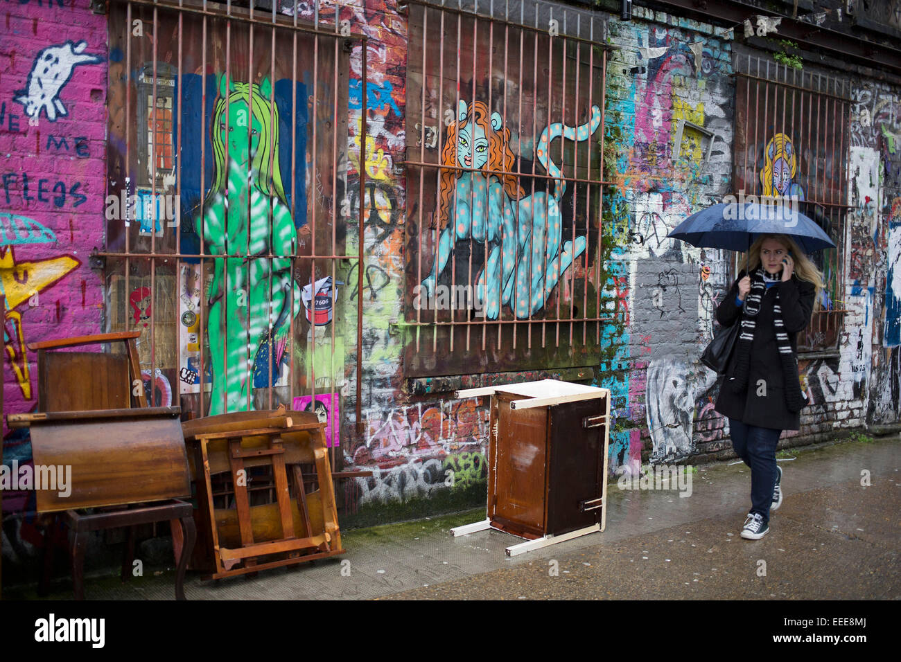 Street art sur un matin pluvieux sur Brick Lane dans l'Est de Londres, au Royaume-Uni. Banque D'Images
