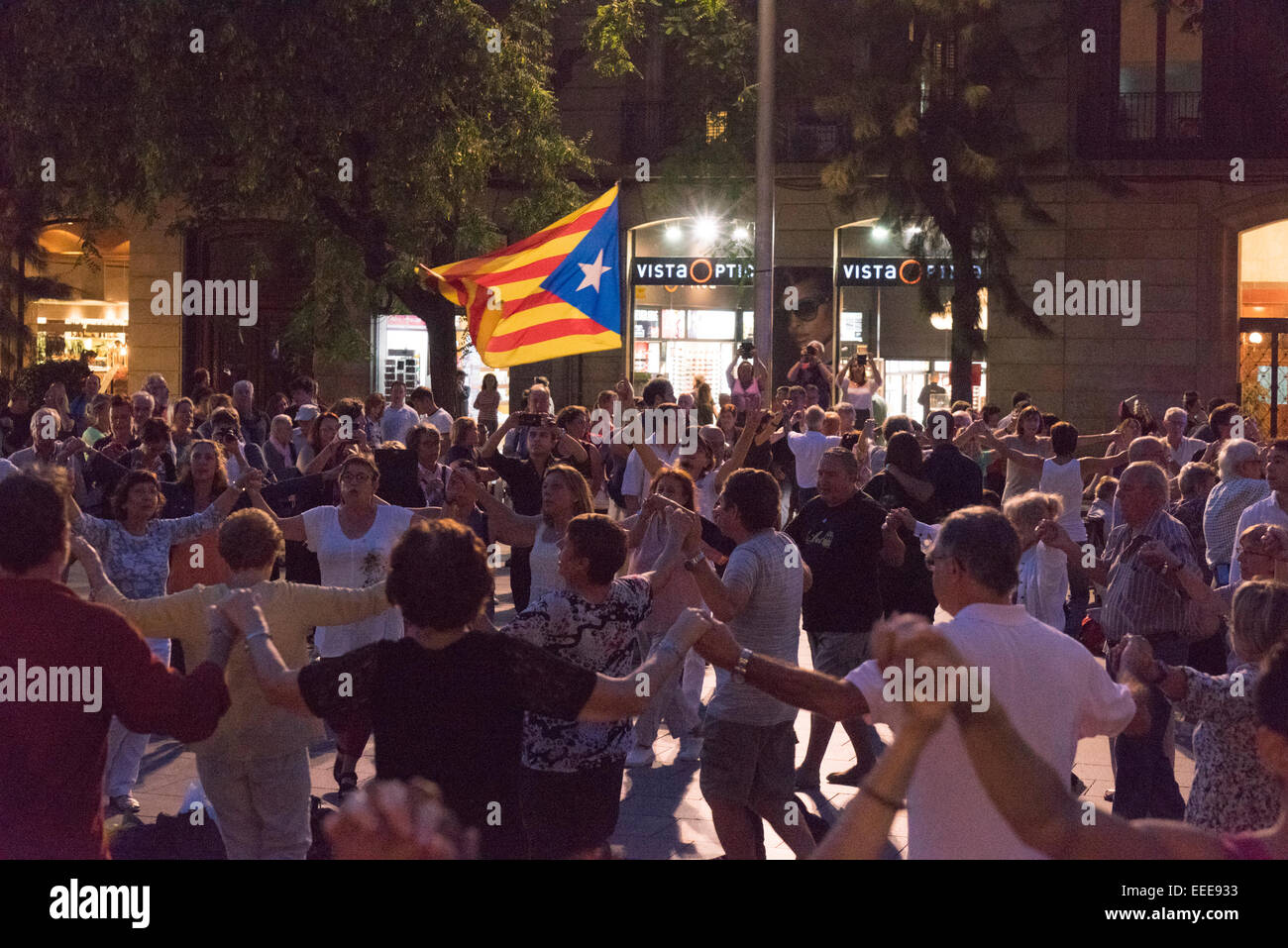 Leur danse Catalans Sardana traditionnels avec le drapeau de l'indépendance catalane 4.10.2014 Banque D'Images
