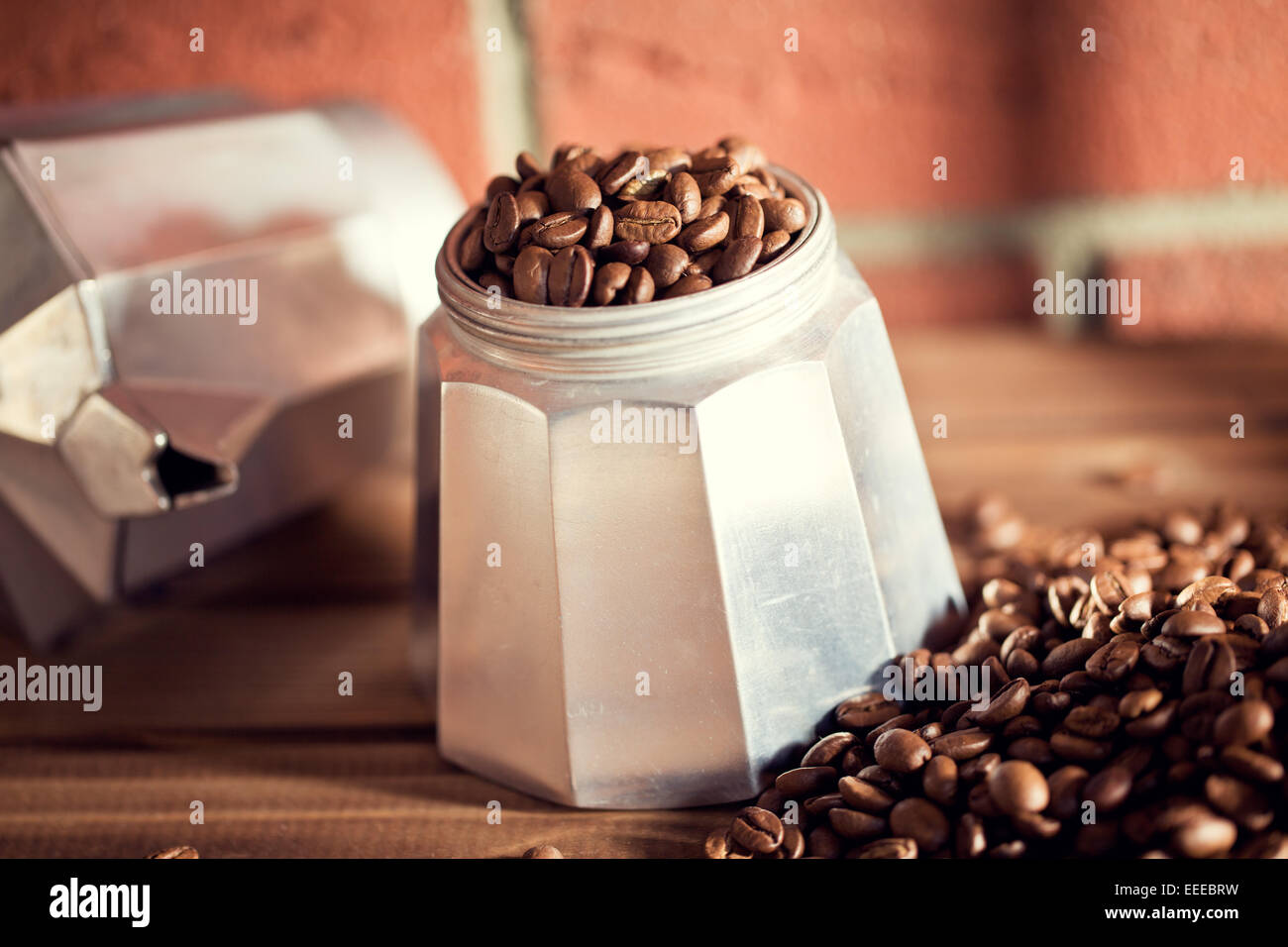 Les grains de café sur la table en bois Banque D'Images