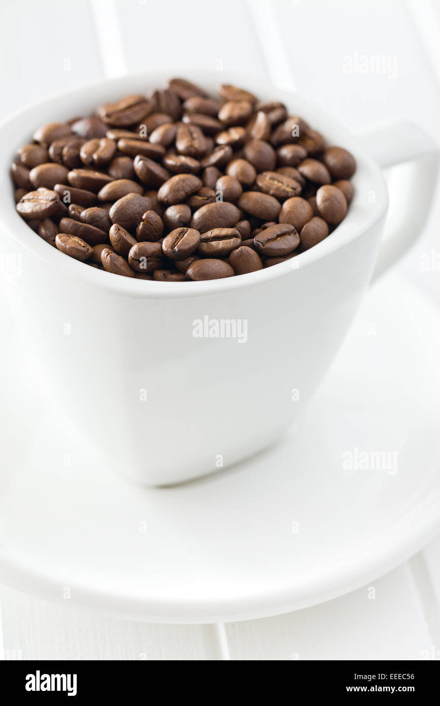 Les grains de café dans une tasse Banque D'Images