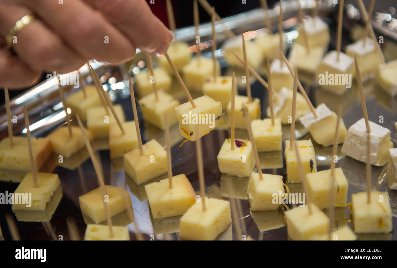 Berlin, Allemagne. 16 janvier, 2015. Le fromage fabriqué à partir de lait biologique est goûté dans le hall de l'Hesse fairgrounds à Berlin, Allemagne, 16 janvier 2015. La Semaine verte internationale est ouverte au public jusqu'au 25 janvier 2015. Photo : Lukas SCHULZE/dpa/Alamy Live News Banque D'Images