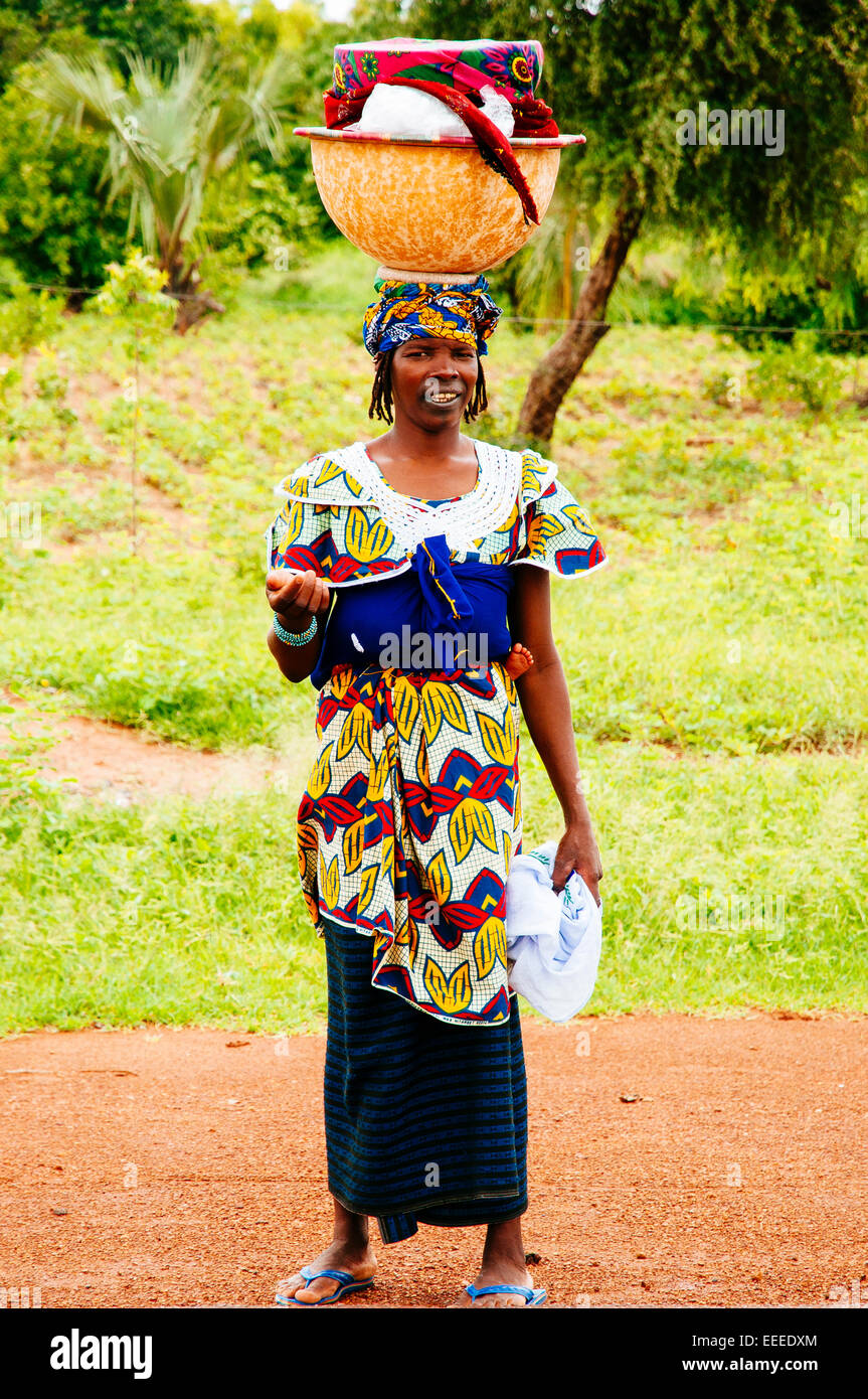 Portrait de femme Peul une grosse citrouille sur la tête, au Mali. Banque D'Images