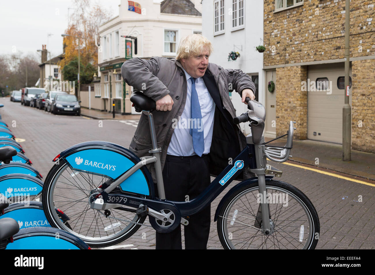 Le maire de Londres, Boris Johnson, avec un vélo de location Banque D'Images