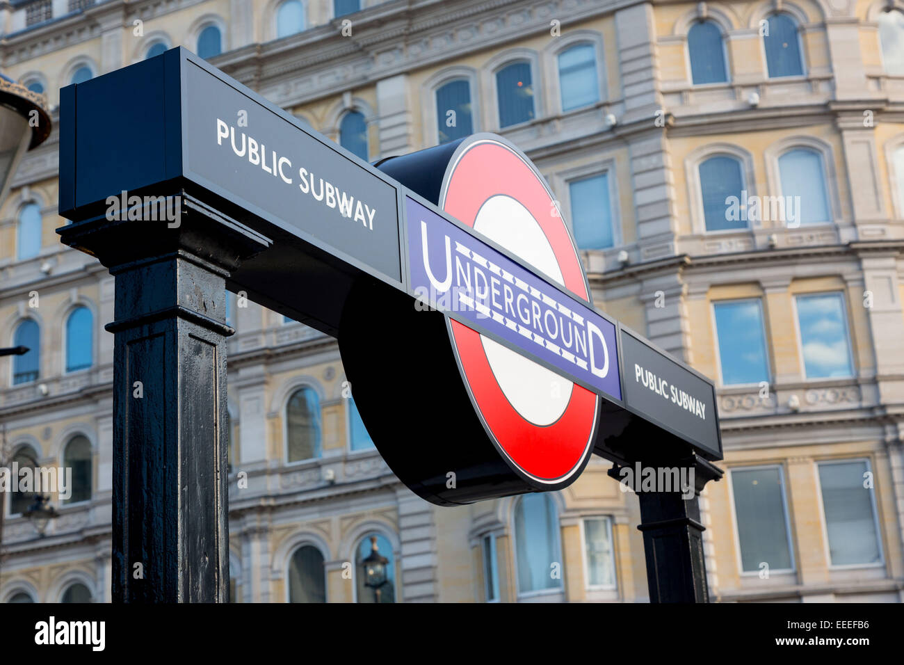 Cocarde du tube à l'entrée de la gare de Charing Cross, Trafalgar Square Banque D'Images