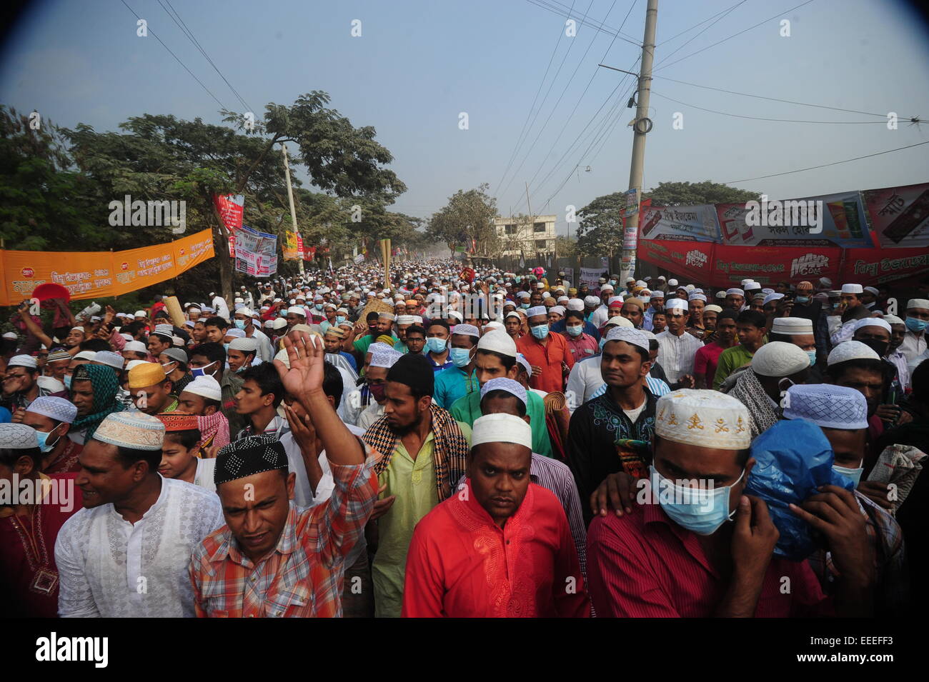 Dhaka, Bangladesh. 16 janvier, 2015. Des milliers de Musulmans assistent à la prière du vendredi dans les rues proches de la congrégation pendant la première journée des trois jours deuxième phase à Tongi, Congrégation musulmane Dhaka le 16 janvier 2015. Au moins deux millions de dévots de la maison et à l'étranger se sont réunis à la prière sol pour participer à la deuxième plus grande congrégation musulmane dans le monde. Mamunur Rashid/crédit : Alamy Live News Banque D'Images