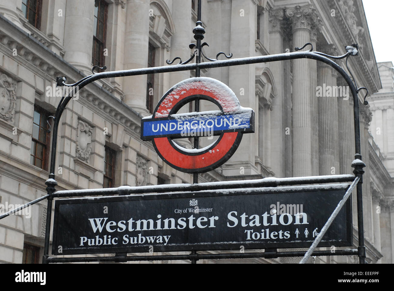 La station de métro Westminster signer dans la neige Banque D'Images