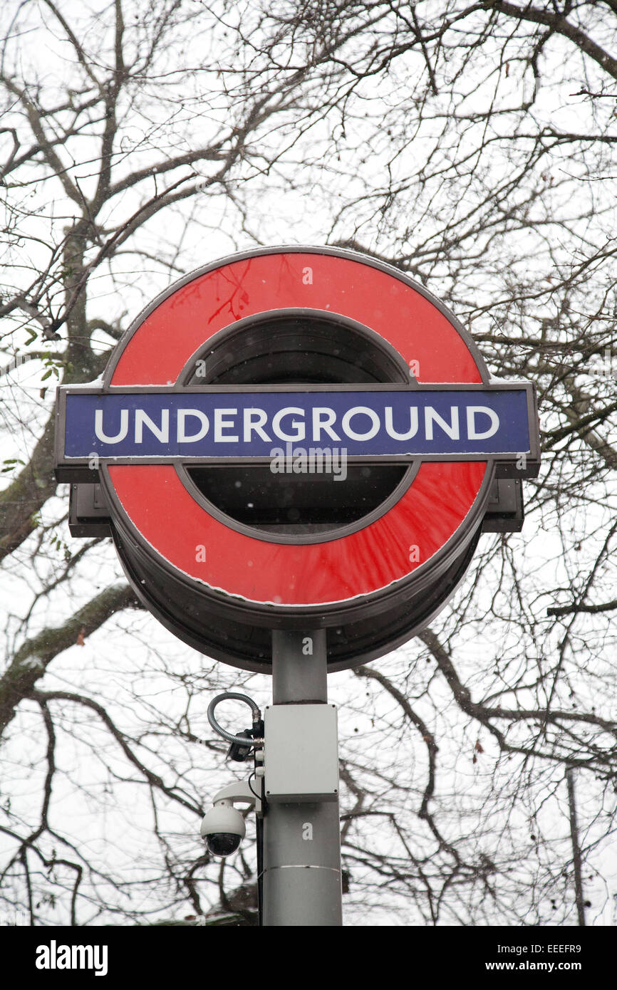 La cocarde de métro de Londres dans la neige Banque D'Images