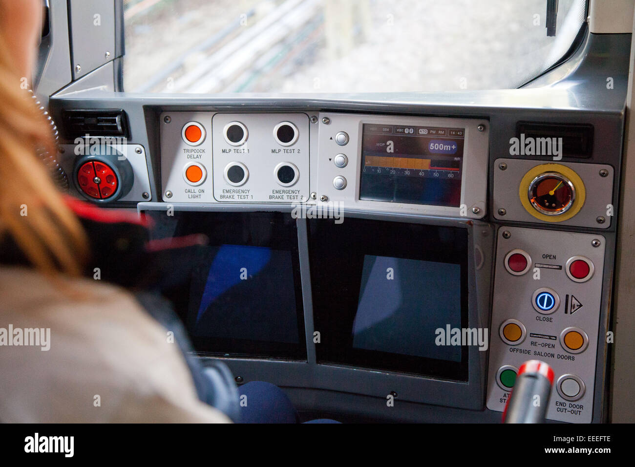 Commandes du conducteur sur un train du métro de Londres Banque D'Images