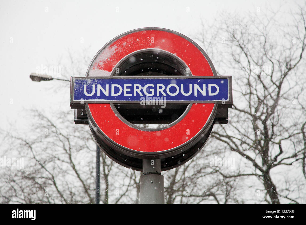 La cocarde de métro de Londres dans la neige Banque D'Images