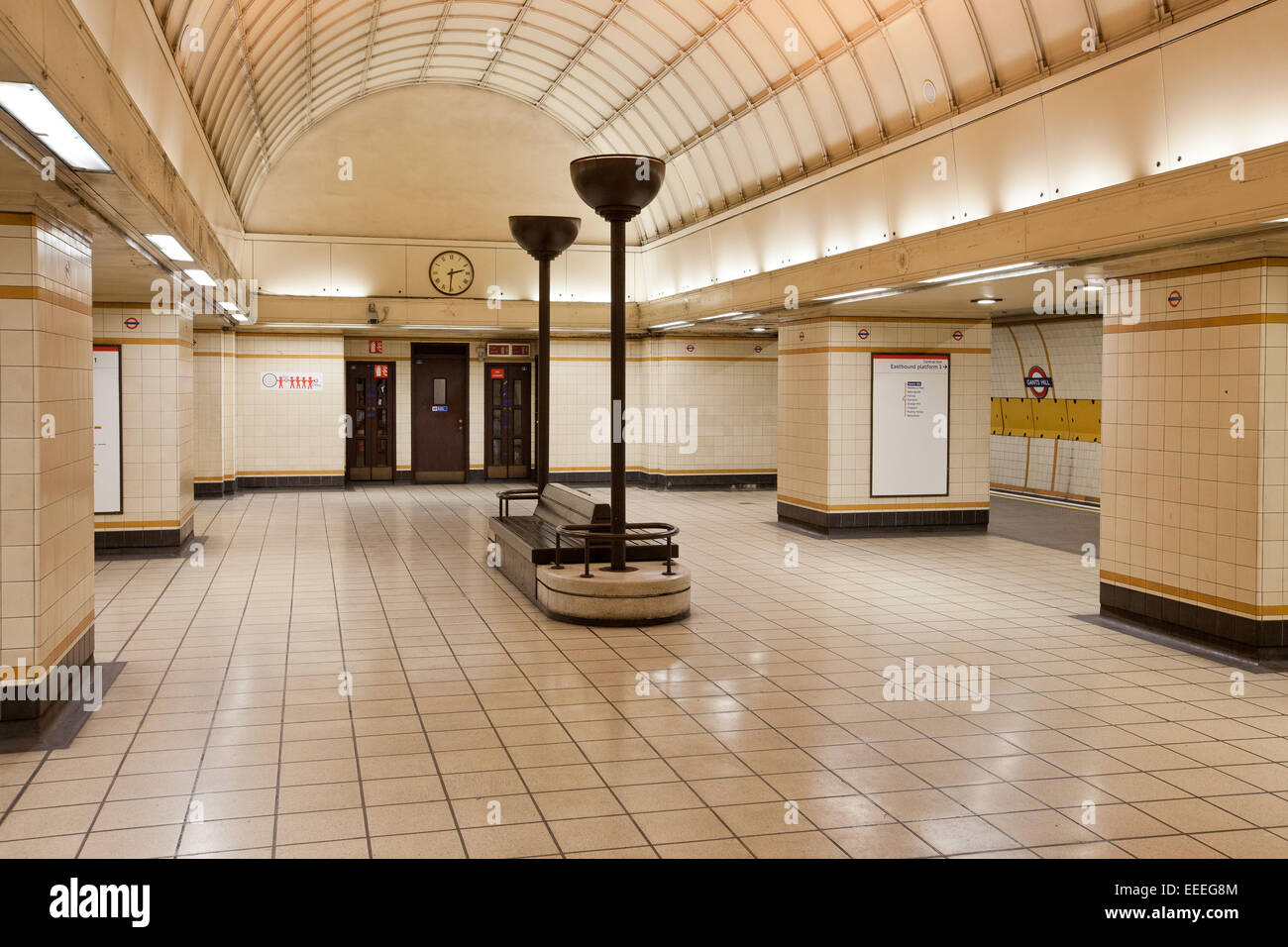 Au niveau de la plate-forme à l'architecture de la station de métro Gants Hill Banque D'Images