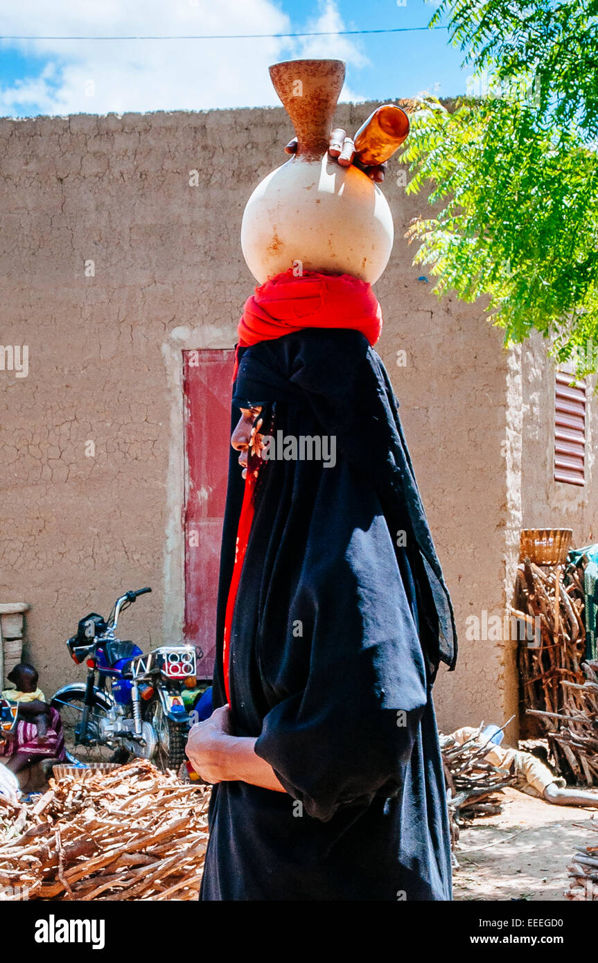 Femme marche à lundi marché. Djenné, Mali. Banque D'Images