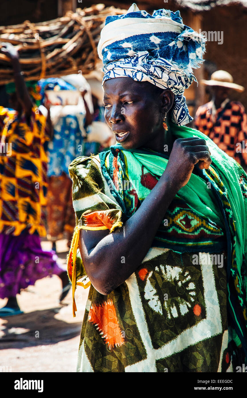 Portrait de femme dans les rues de Djenné, au Mali. Banque D'Images
