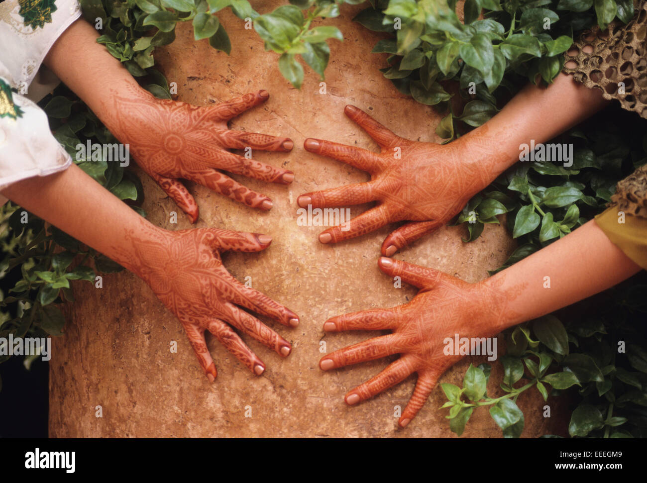 Au Maroc, la vue de mains couverts jusqu'à leurs poignets avec des motifs au henné est aussi commun que les vernis à ongles et maquillage. Banque D'Images