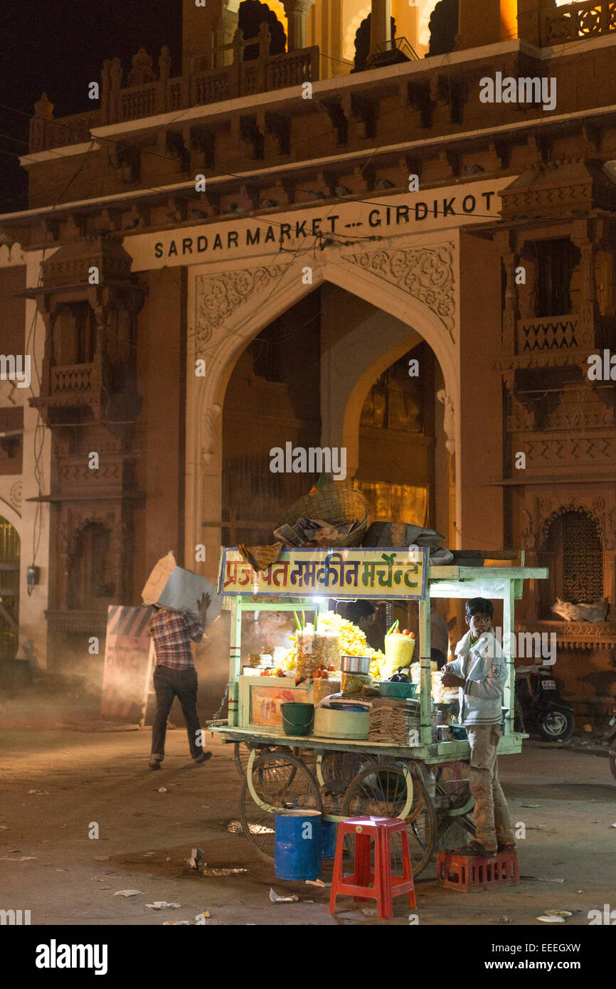 L'Inde, Rajasthan, Jodhpur, portail d'entrée de Sardar Market et vendeur de rue Banque D'Images