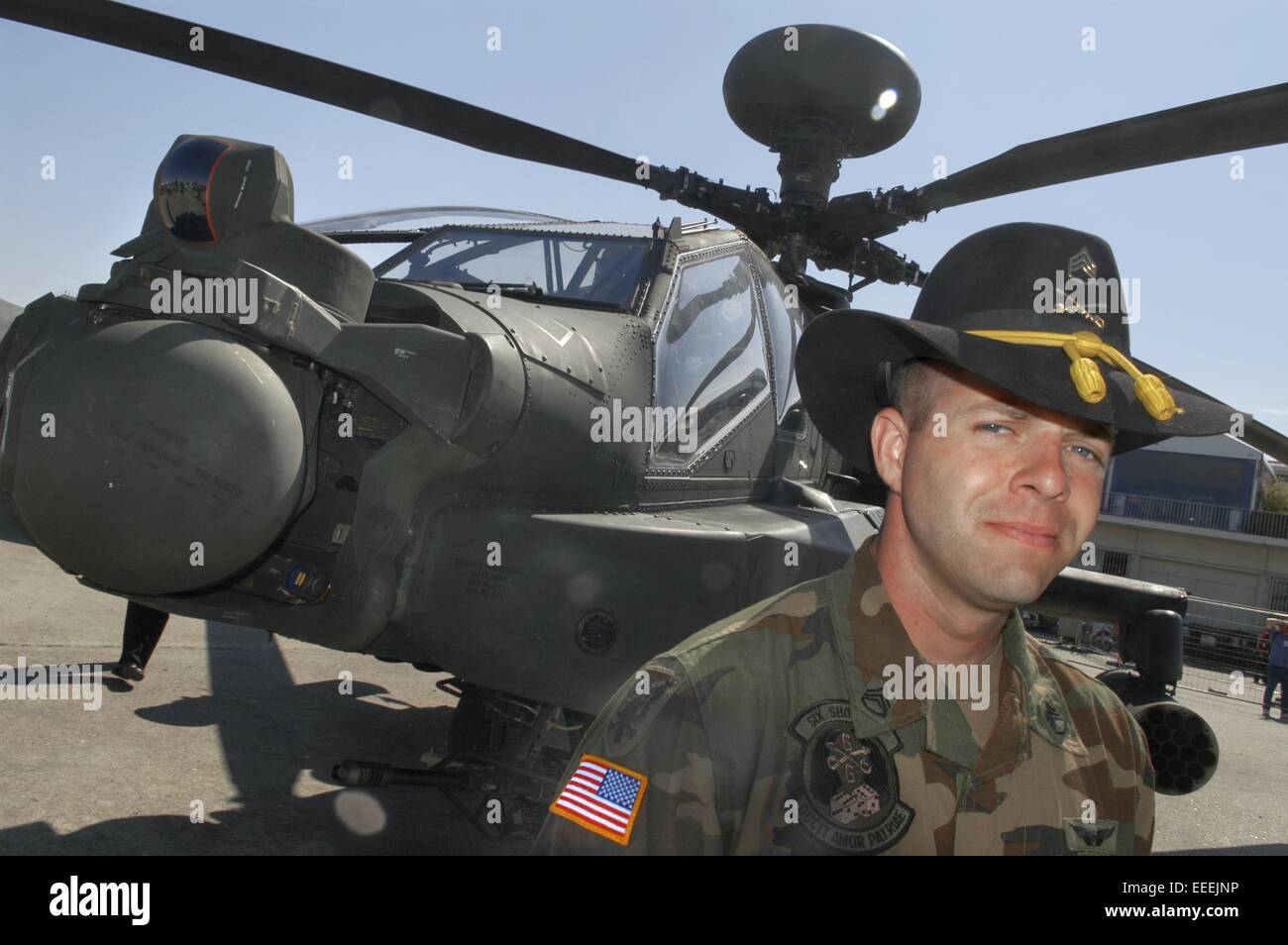 L'armée américaine d'équipage d'un hélicoptère de combat Apache et antichar avec cavalry hat Banque D'Images