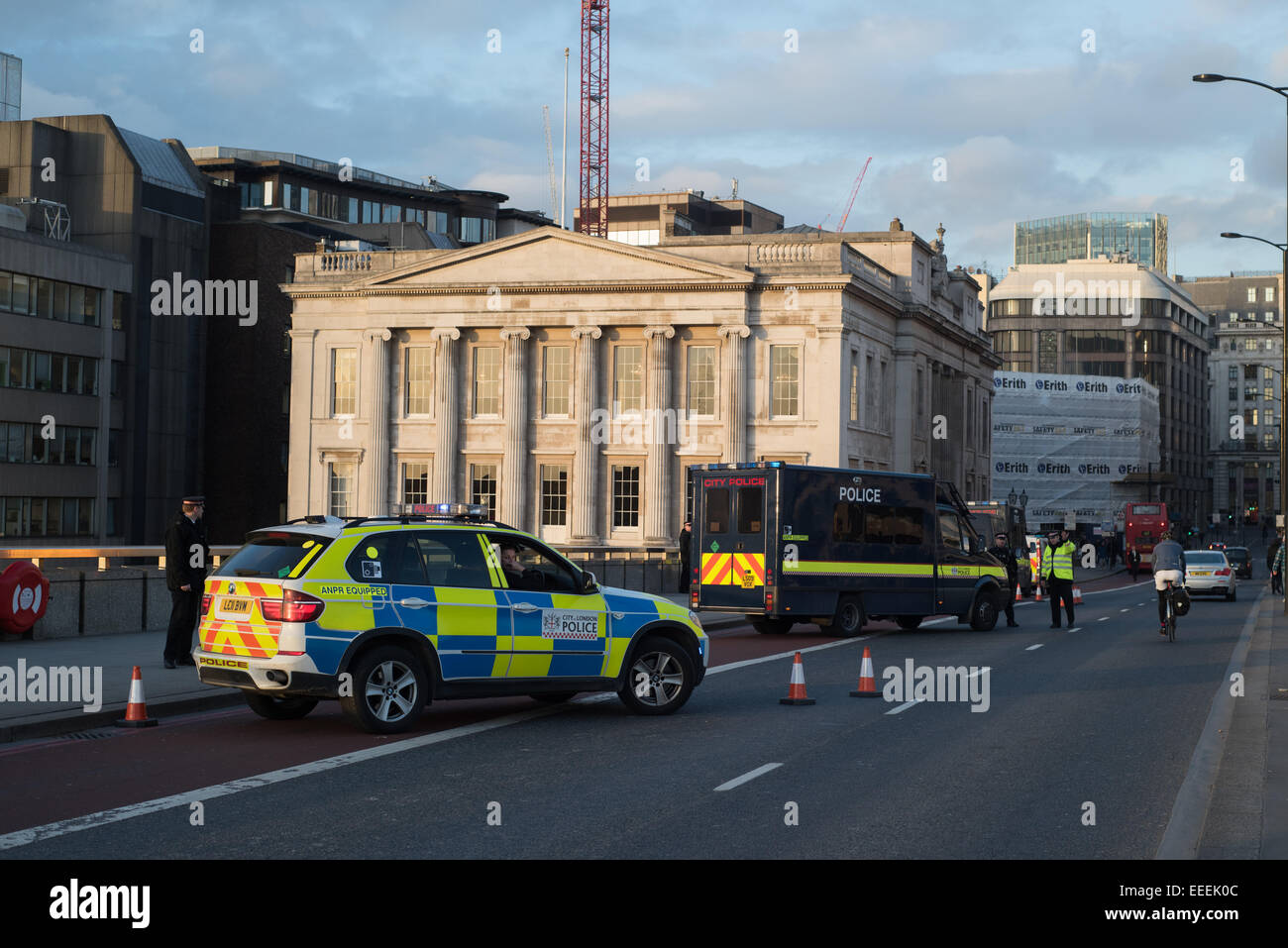 Londres, Royaume-Uni. 16 janvier, 2015. Les contrôles de sécurité sur le pont de Londres au cours d'opservator avec la police armée et chien renifleur/Cruciatti Crédit : Piero Alamy Live News Banque D'Images