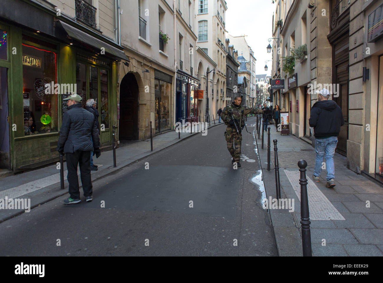 Paris, France. Homme regardant la fenêtre brisée du magasin, scène de crime, dans la rue, tentative de vol de bijouterie dans le quartier du Marais, gentrification paris, soldats patrouillant Banque D'Images