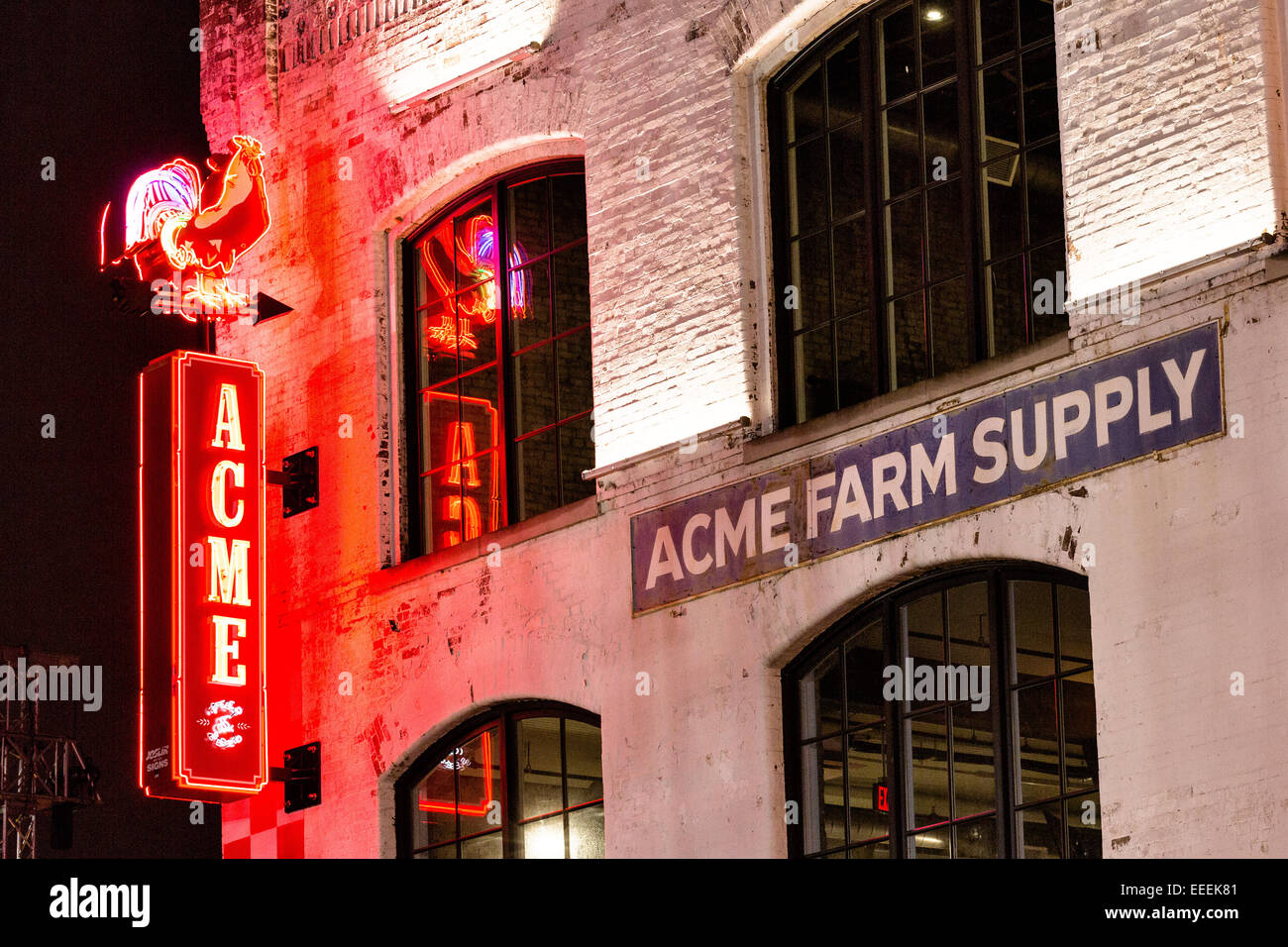 En néon pour Acme l'approvisionnement agricole restaurant sur Broadway inférieur à Nashville, TN. Banque D'Images