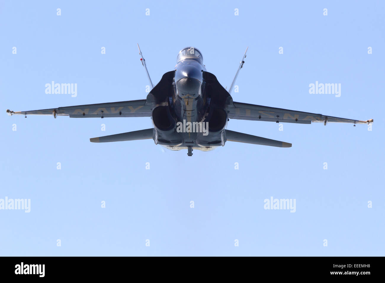 Blue Angel F/A-18 Hornet approche solo sur la tête. Banque D'Images