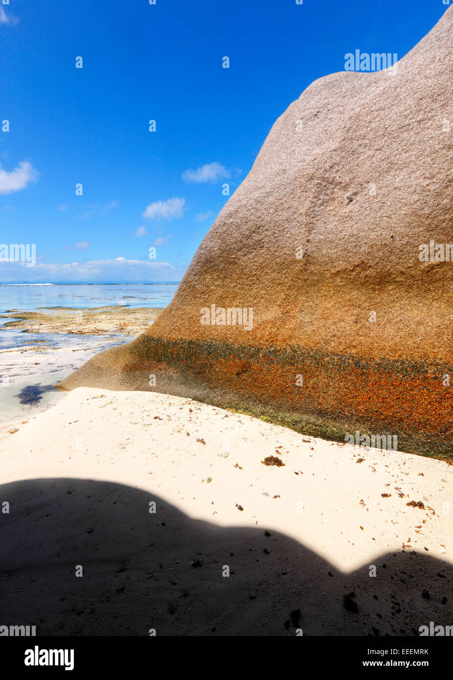 Rocher de granit sur la plage de sable, l'île de La Digue, Seychelles Banque D'Images