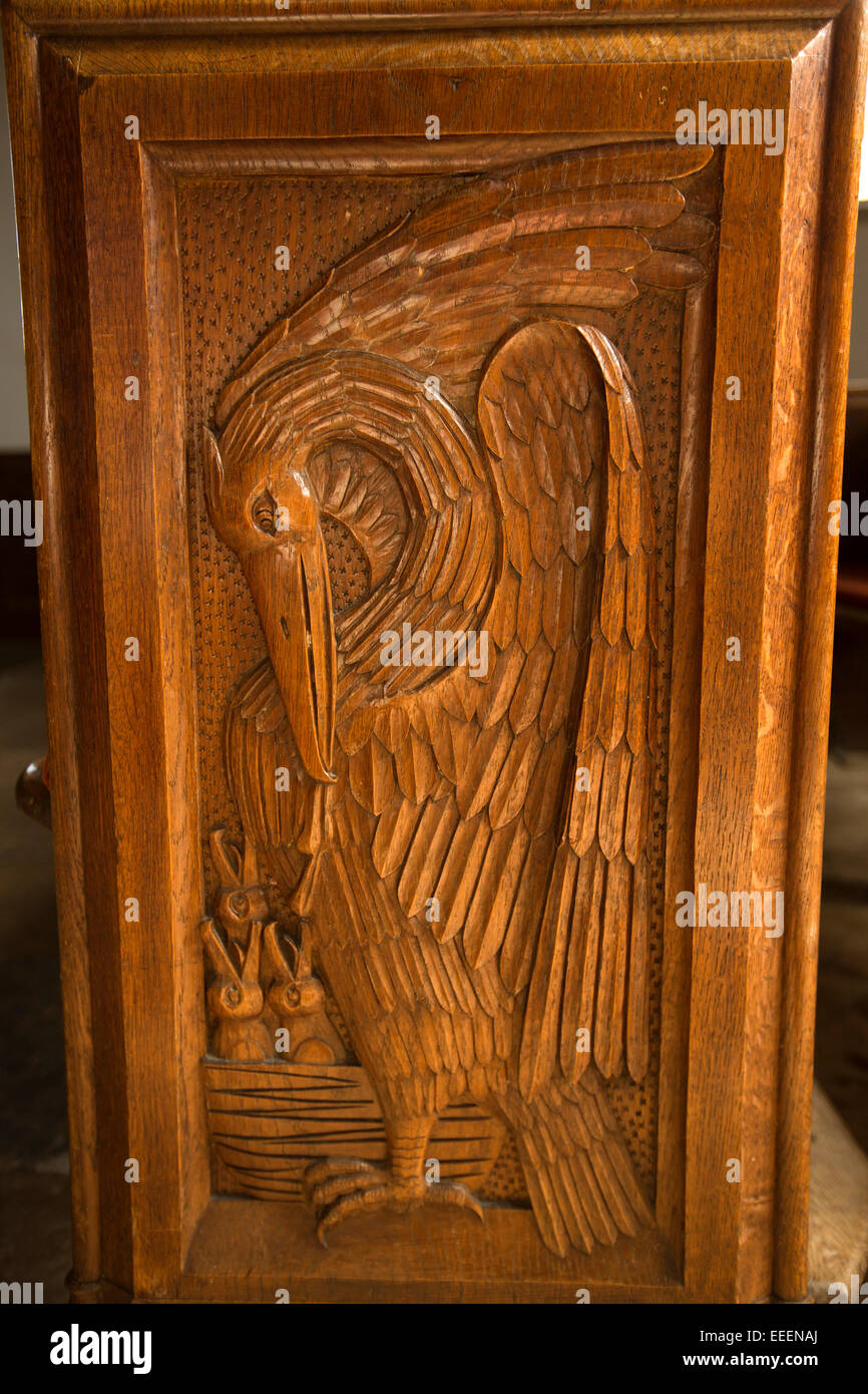 Royaume-uni, Angleterre, dans le Wiltshire, l'Évêque Cannings, St Marie la Vierge, l'Église dans sa piété pelican pew sculpté fin Banque D'Images