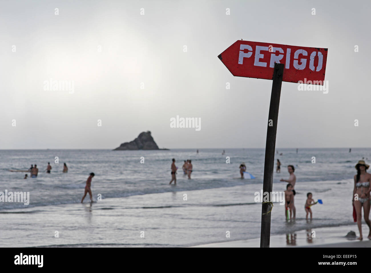 Signe de danger rouge en portugais sur la plage Banque D'Images