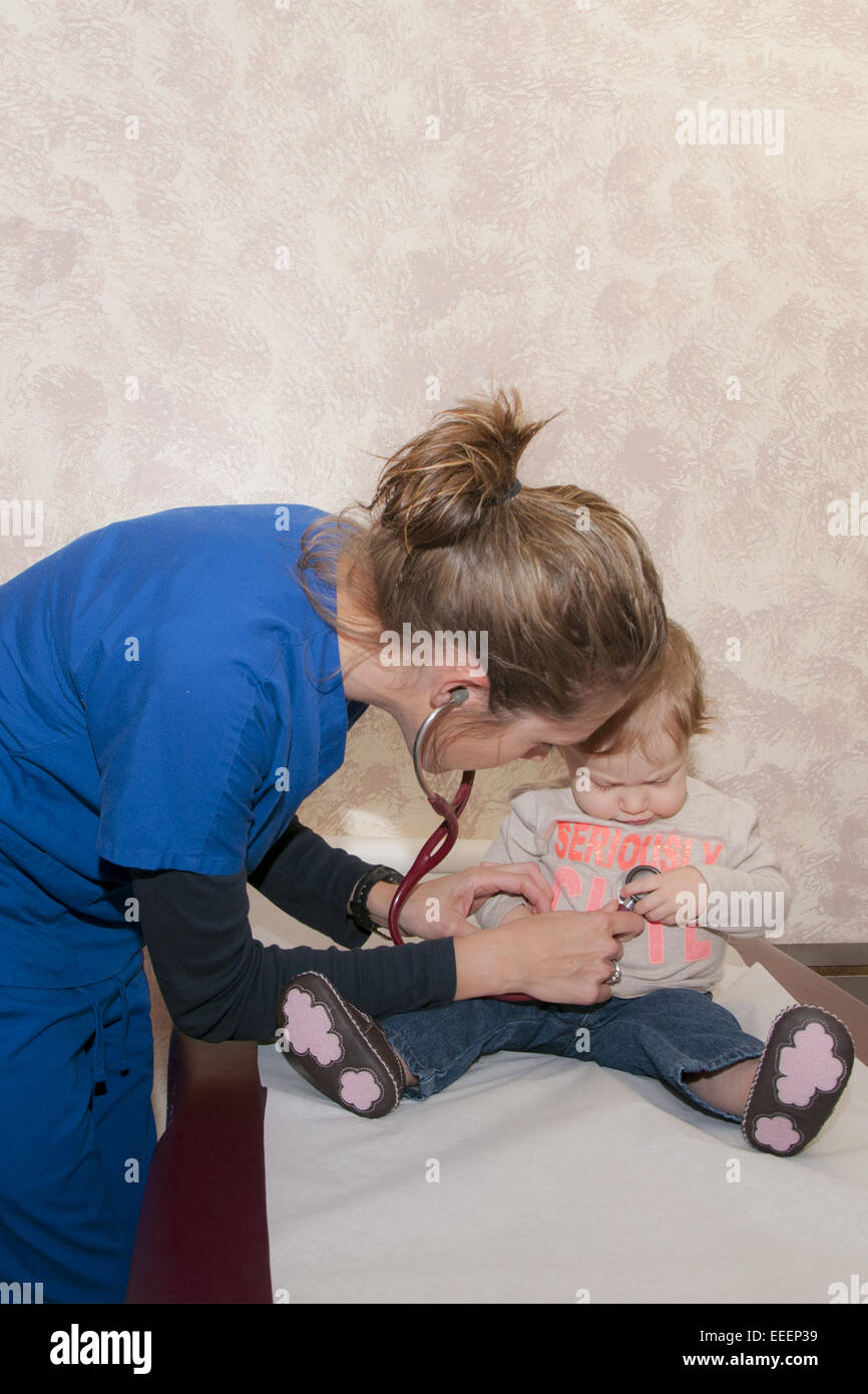 Un professionnel avec un stéthoscope pour écouter un bébé filles