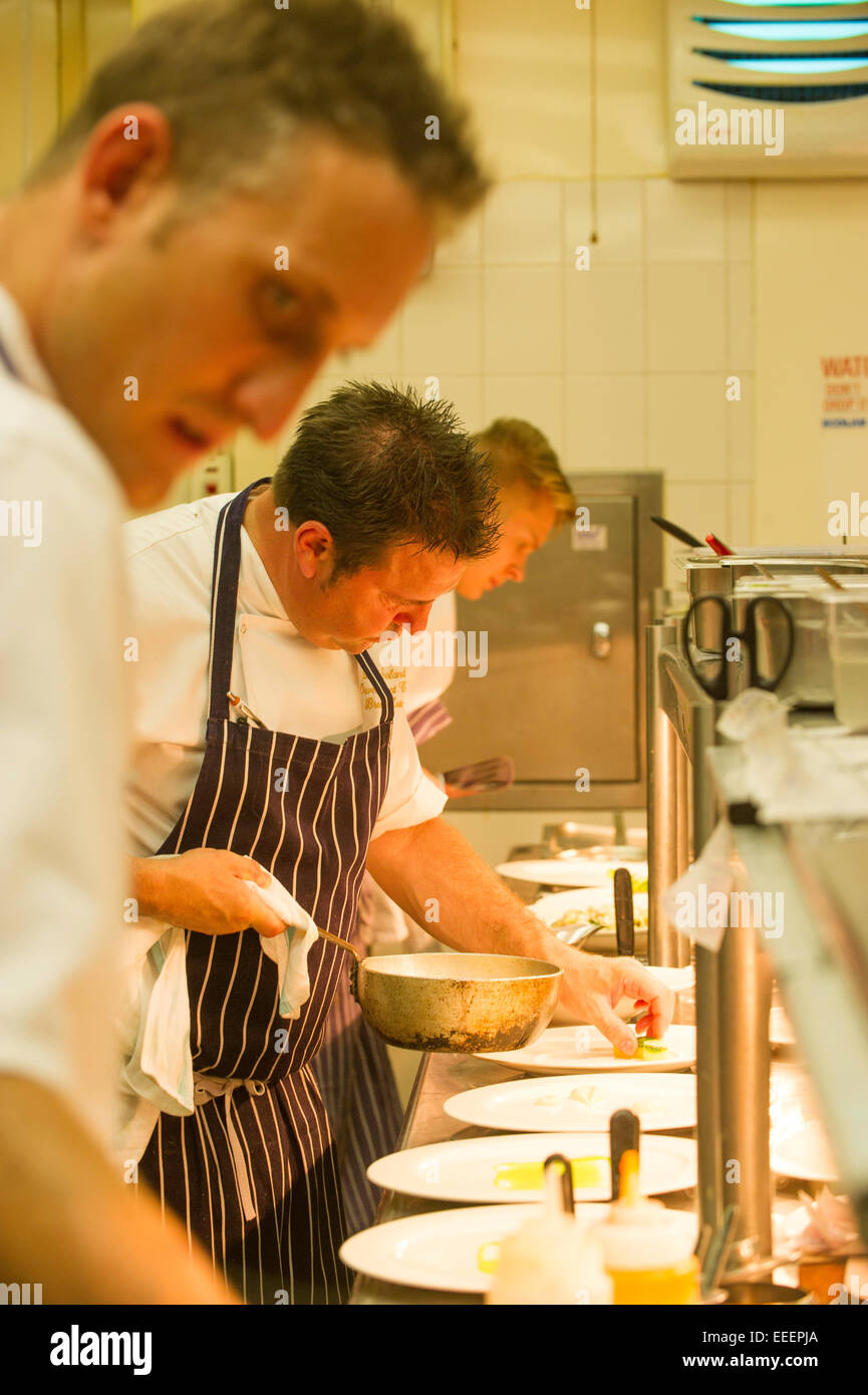 Les chefs et le personnel de cuisine travaillant dans une cuisine occupée Banque D'Images