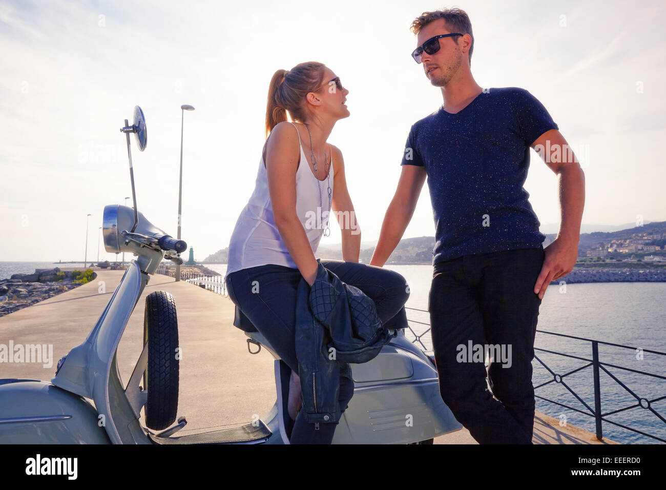 Jeune couple en vacances à Imperia, Italie sur un scooter Banque D'Images