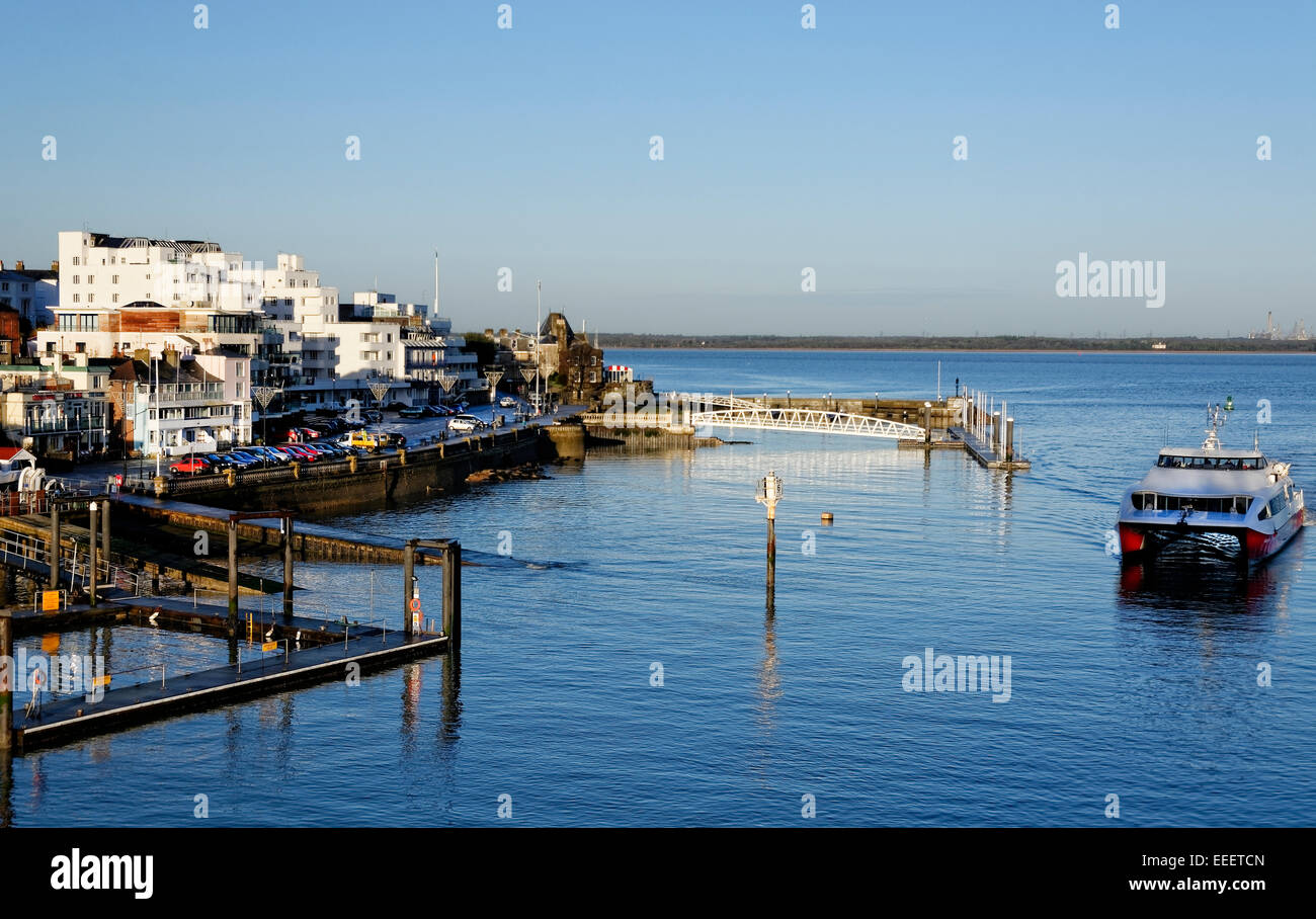 Le ferry rapide RedJet4 par le Yacht Royal entre dans le SGD Medina de l'estuaire le Solent avant de quais à Cowes (île de Wight Banque D'Images