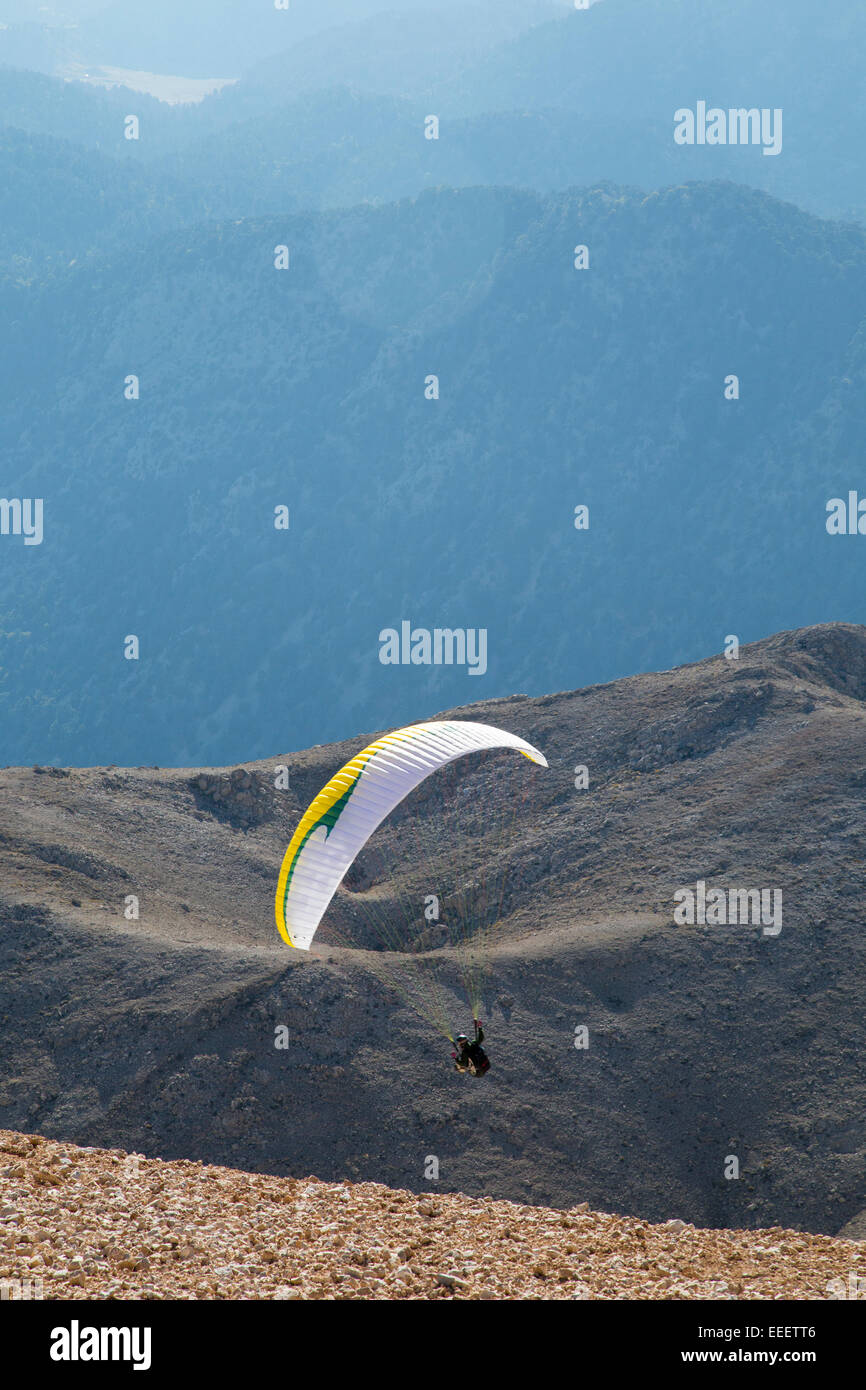 Vol en parapente à l'encontre de la montagne Tahtali près de Antalya Banque D'Images