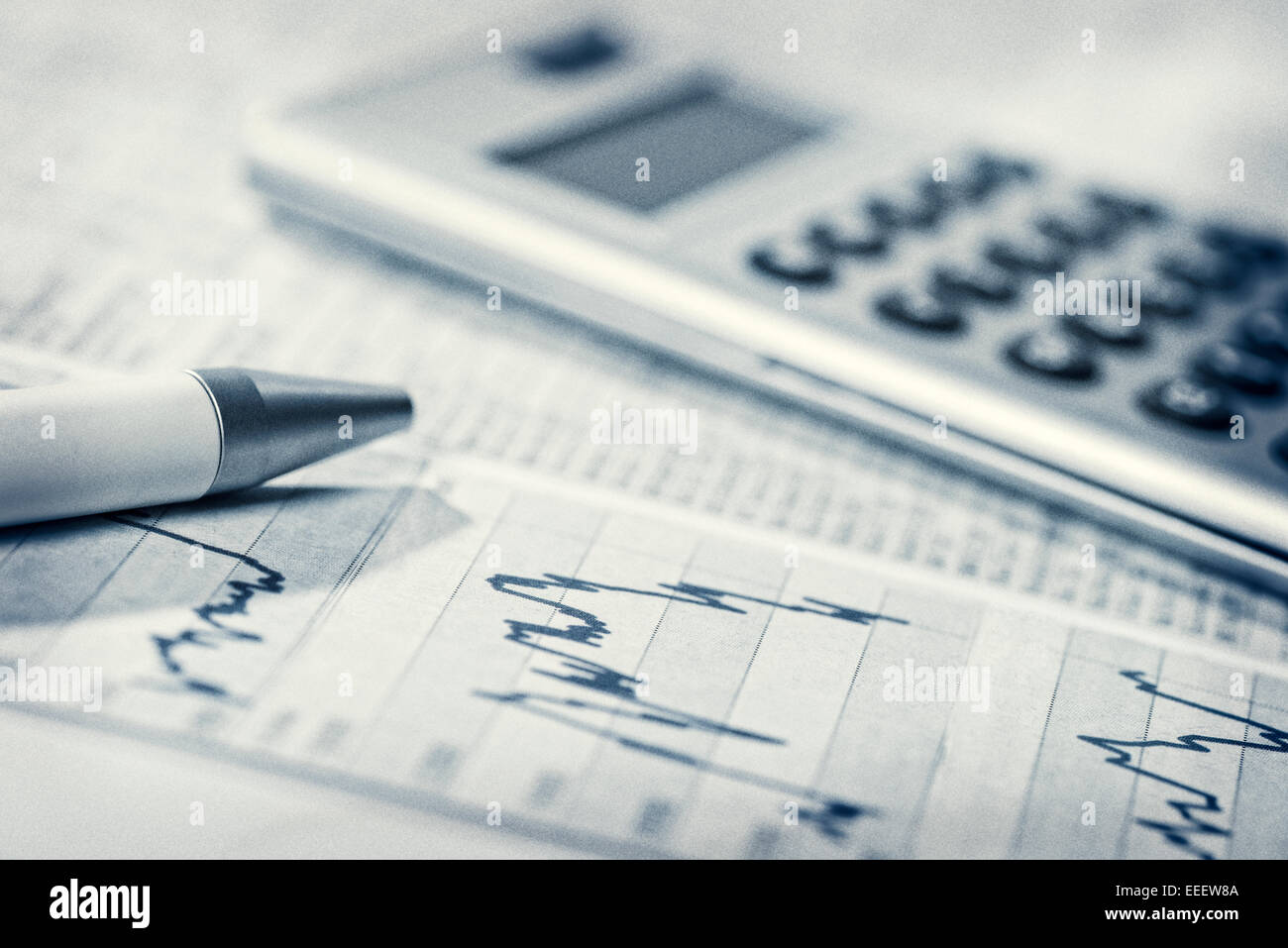 Diagrammes avec les prix du marché, les tableaux de taux de change, stylo et Calculatrice. Banque D'Images