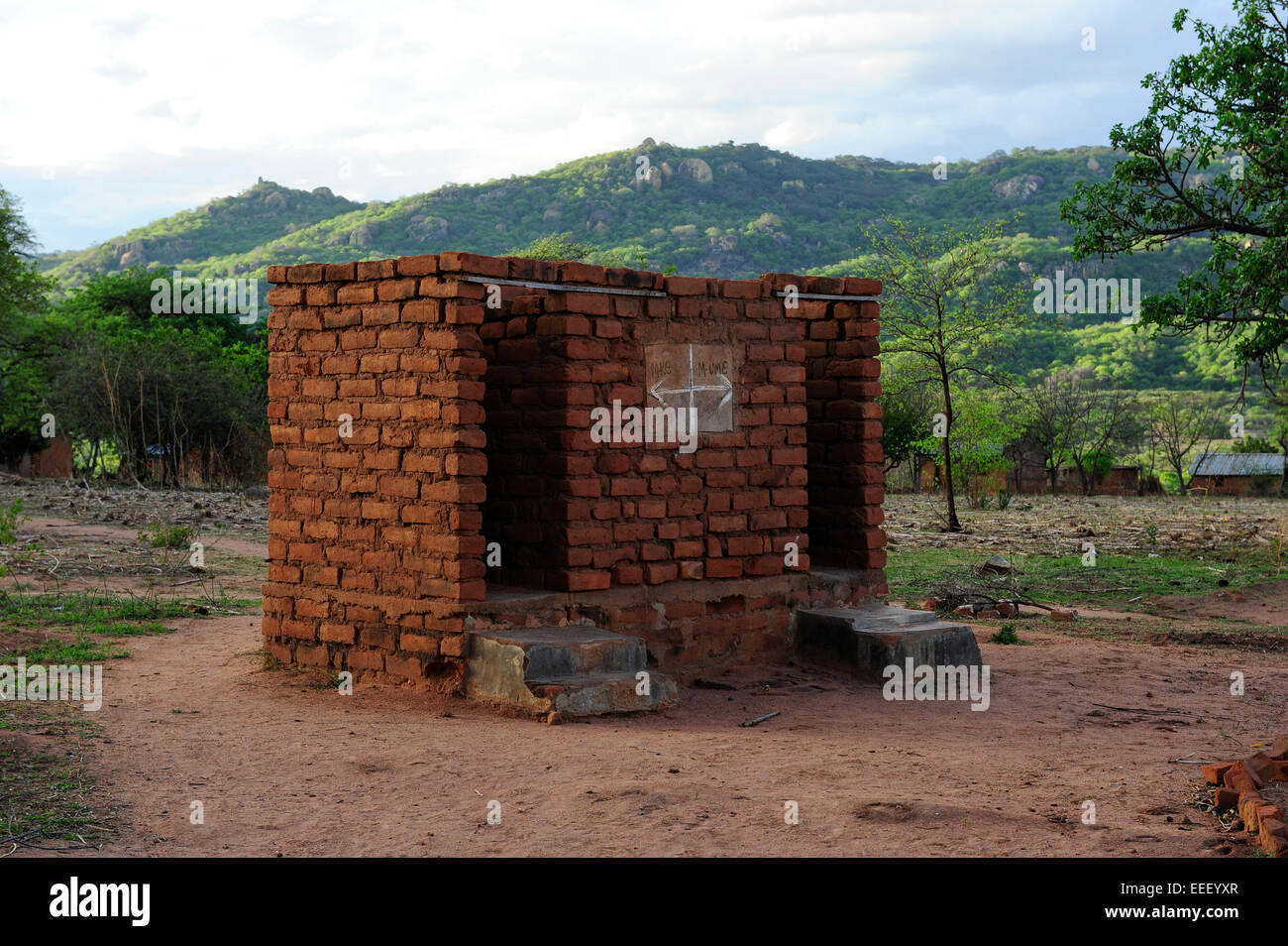 La TANZANIE, la brique de Kondoa, toilettes chambre pour les hommes et les femmes dans le village Sandawe Banque D'Images