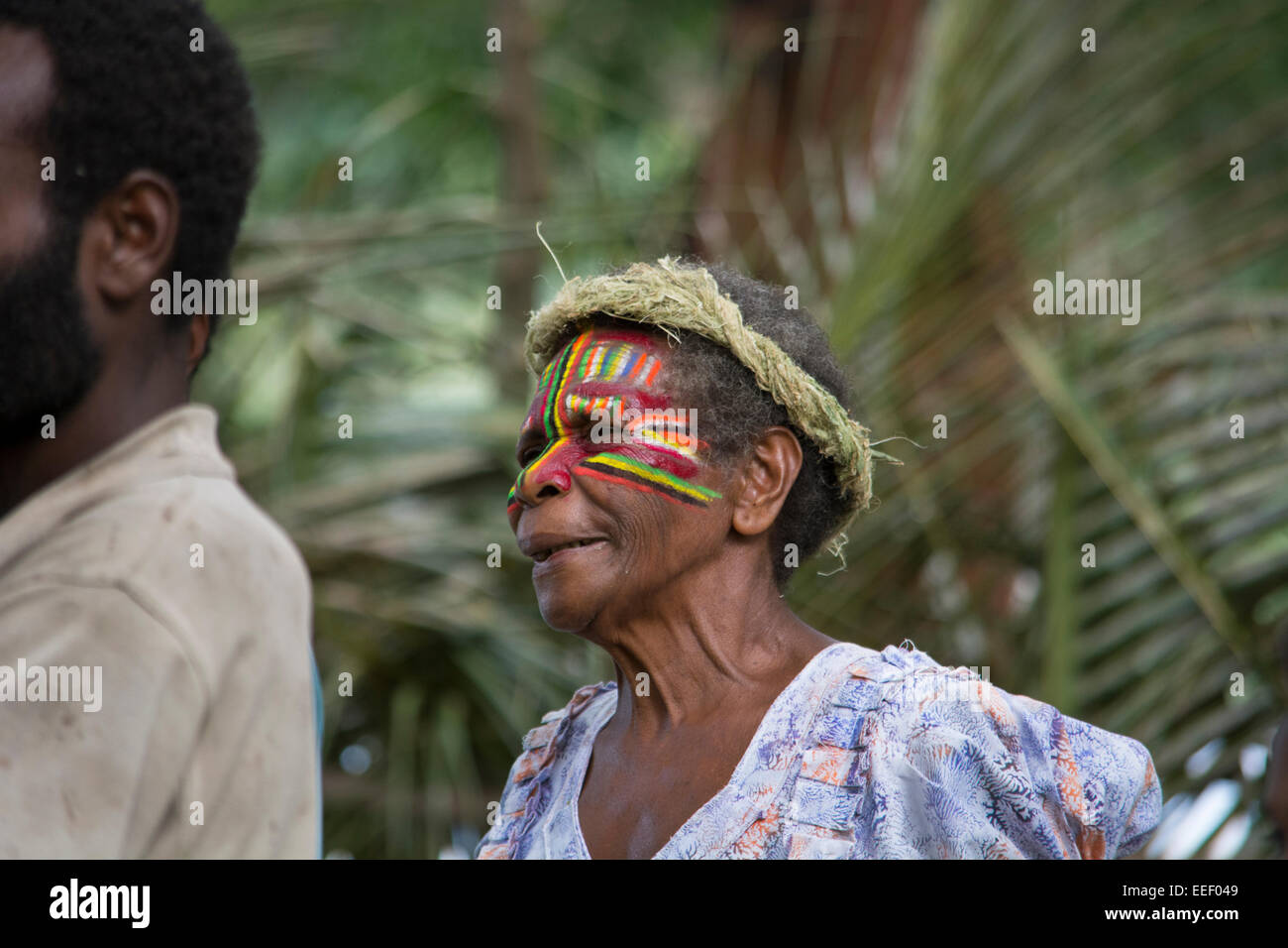 La Mélanésie, Vanuatu, l'île de Tanna. Cérémonie de bienvenue traditionnelle, village femme avec face peint de couleurs vives. Banque D'Images