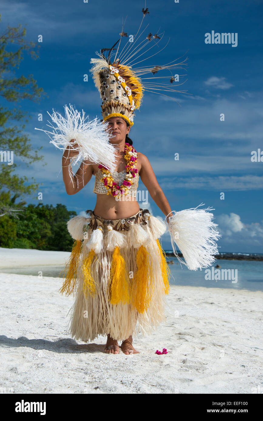 Polynésie Française, îles Australes, Raivavae. Danse de bienvenue  polynésien. Femme polynésienne en coiffure ornée et d'herbe jupe Photo  Stock - Alamy