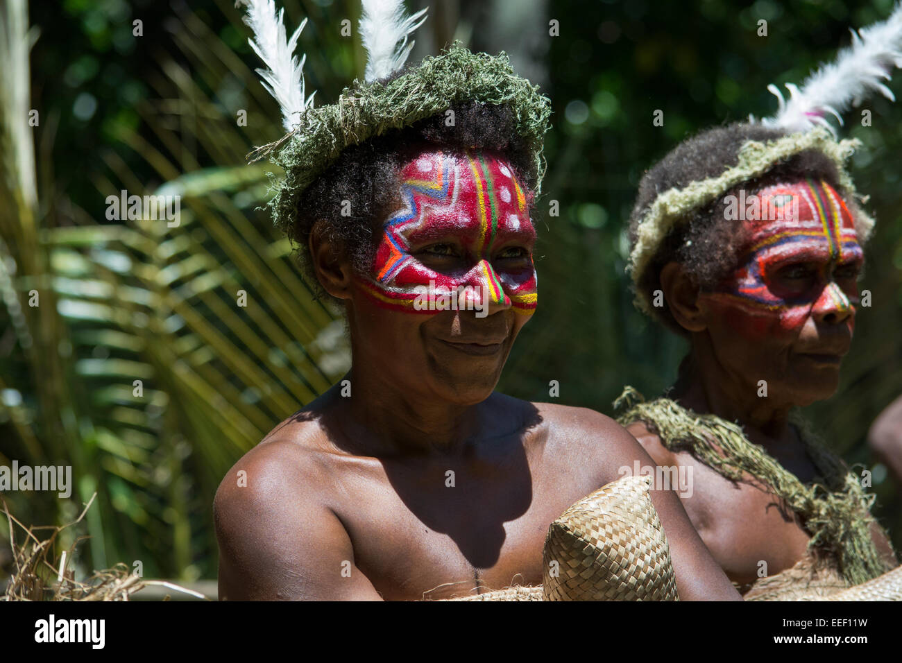 La Mélanésie, Vanuatu, l'île de Tanna. Cérémonie de bienvenue traditionnelle, village femme avec des visages peints de couleurs vives. Banque D'Images