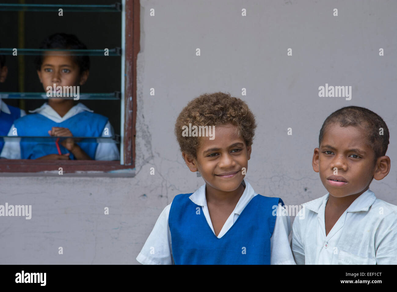 Les Fidji, le sud de l'archipel des Lau (île de Fulanga. Village de Fulanga l'école primaire, les élèves en uniforme en face d'école. Banque D'Images