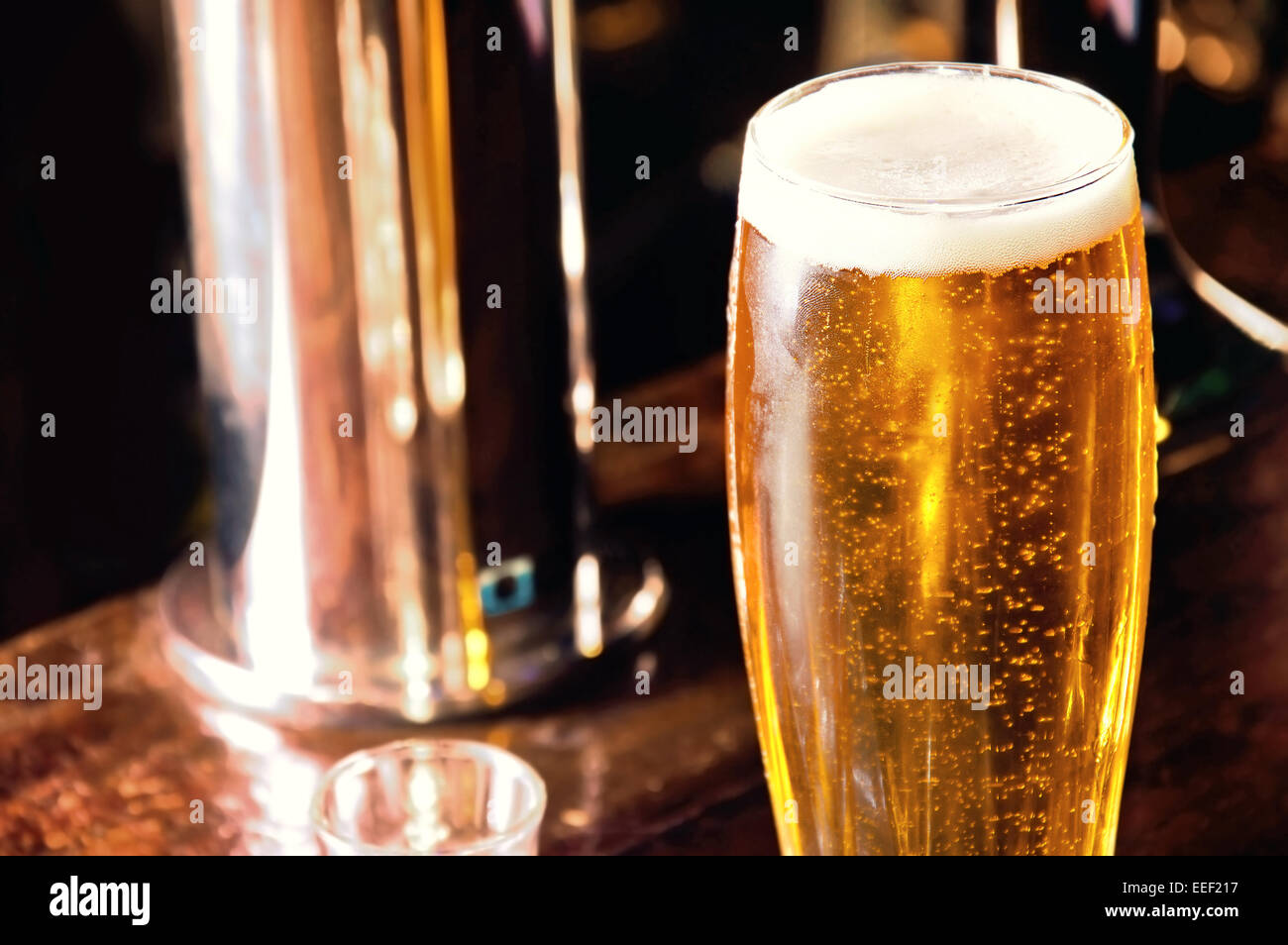 Or frais et de la bière froide dans le verre au bar. L'alcool au bar. Banque D'Images