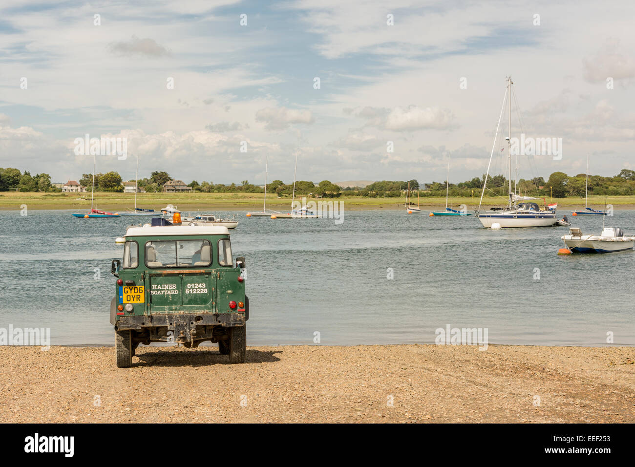 Landrover, bateaux et yachts à West Itchenor / Canal de Chichester dans le West Sussex en Angleterre. Banque D'Images