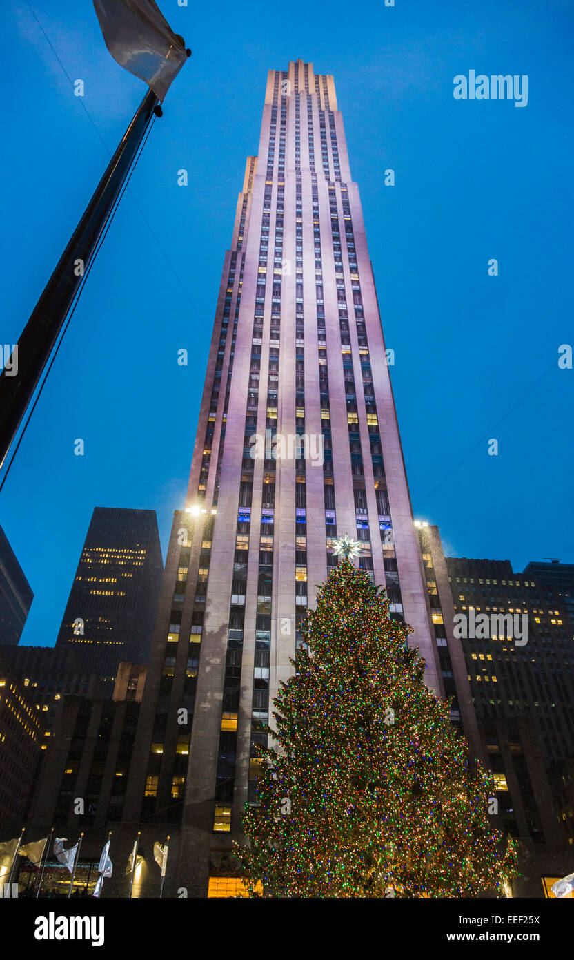 L'emblématique et Rockefeller Plaza Tower Building, New York City, avec les lumières d'arbre de Noël illuminé, en hiver au crépuscule Banque D'Images
