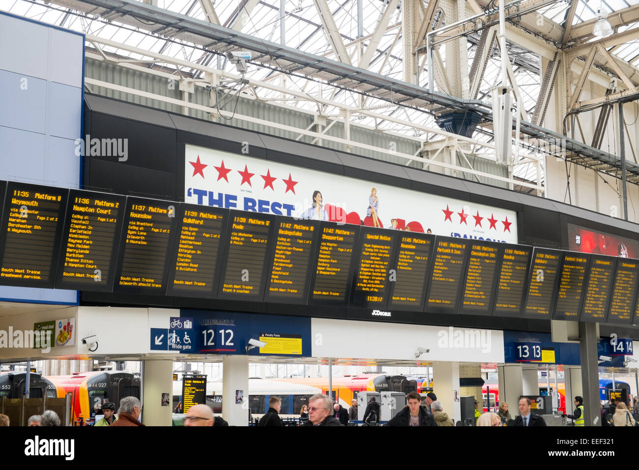 La gare de Waterloo (Londres) et de passagers dans le grand hall, Angleterre Banque D'Images