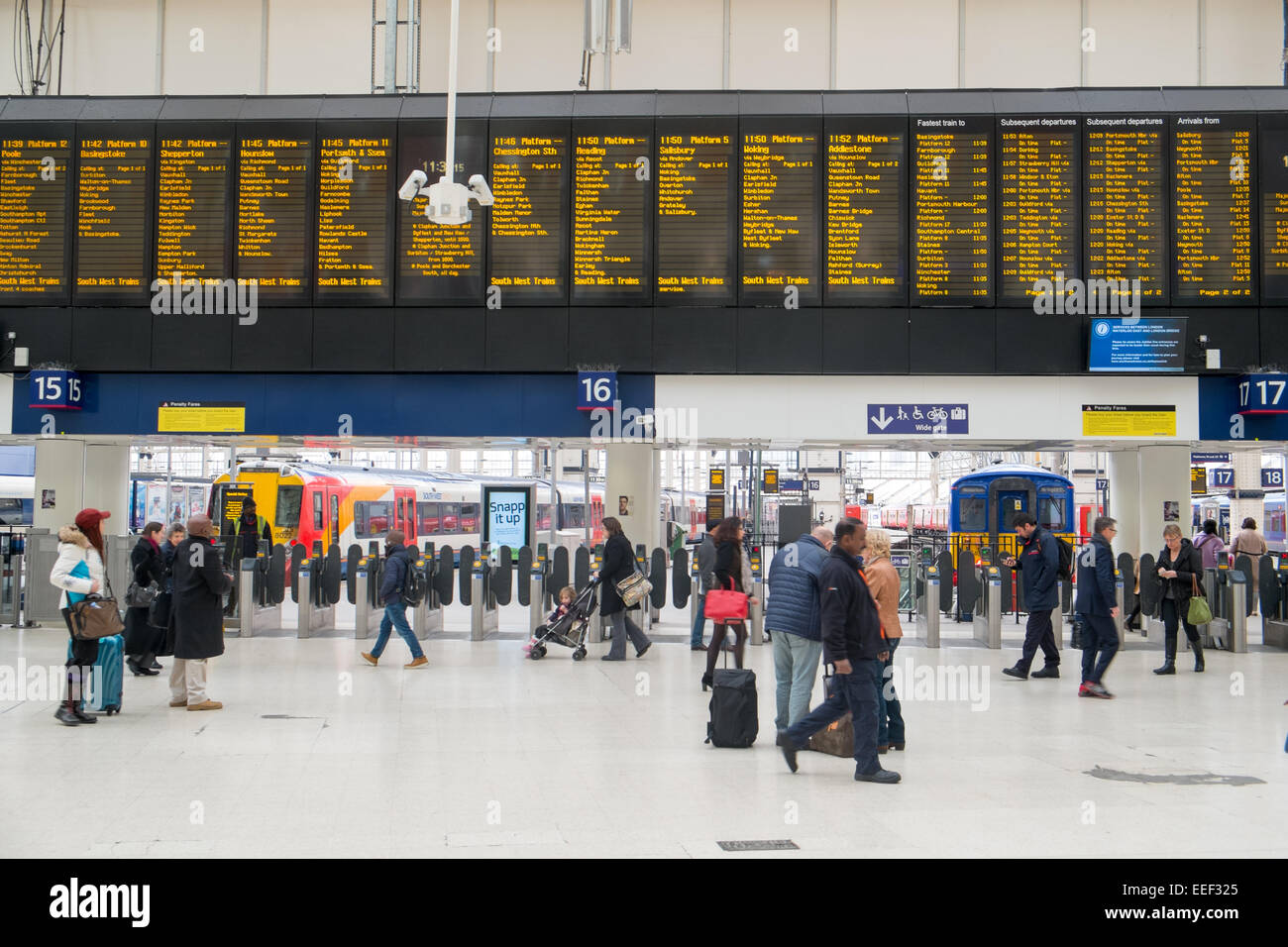 La gare de Waterloo (Londres) et de passagers dans le grand hall, Angleterre Banque D'Images