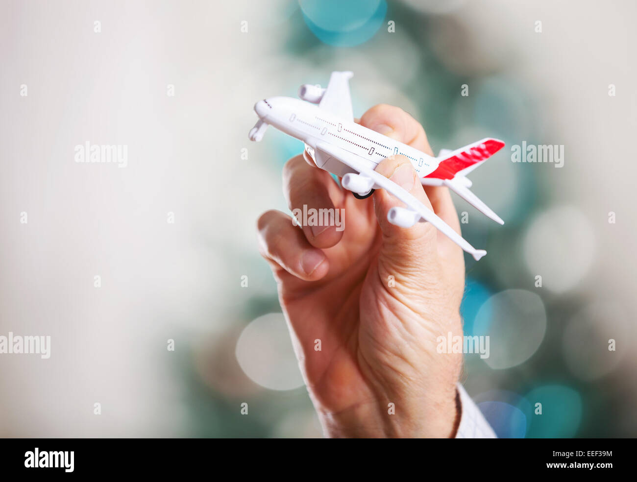 Gros plan du modèle de l'homme hand holding airplane Banque D'Images