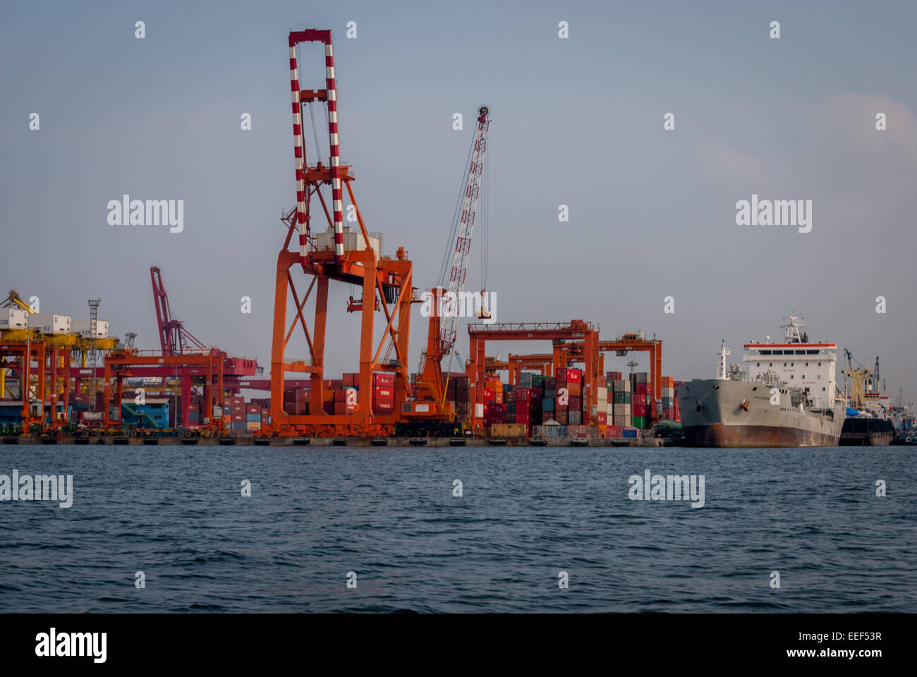 Le quai du port de Jakarta est vu de son bassin tournant à Tanjung Priok, dans le nord de Jakarta, Jakarta, Indonésie. Banque D'Images