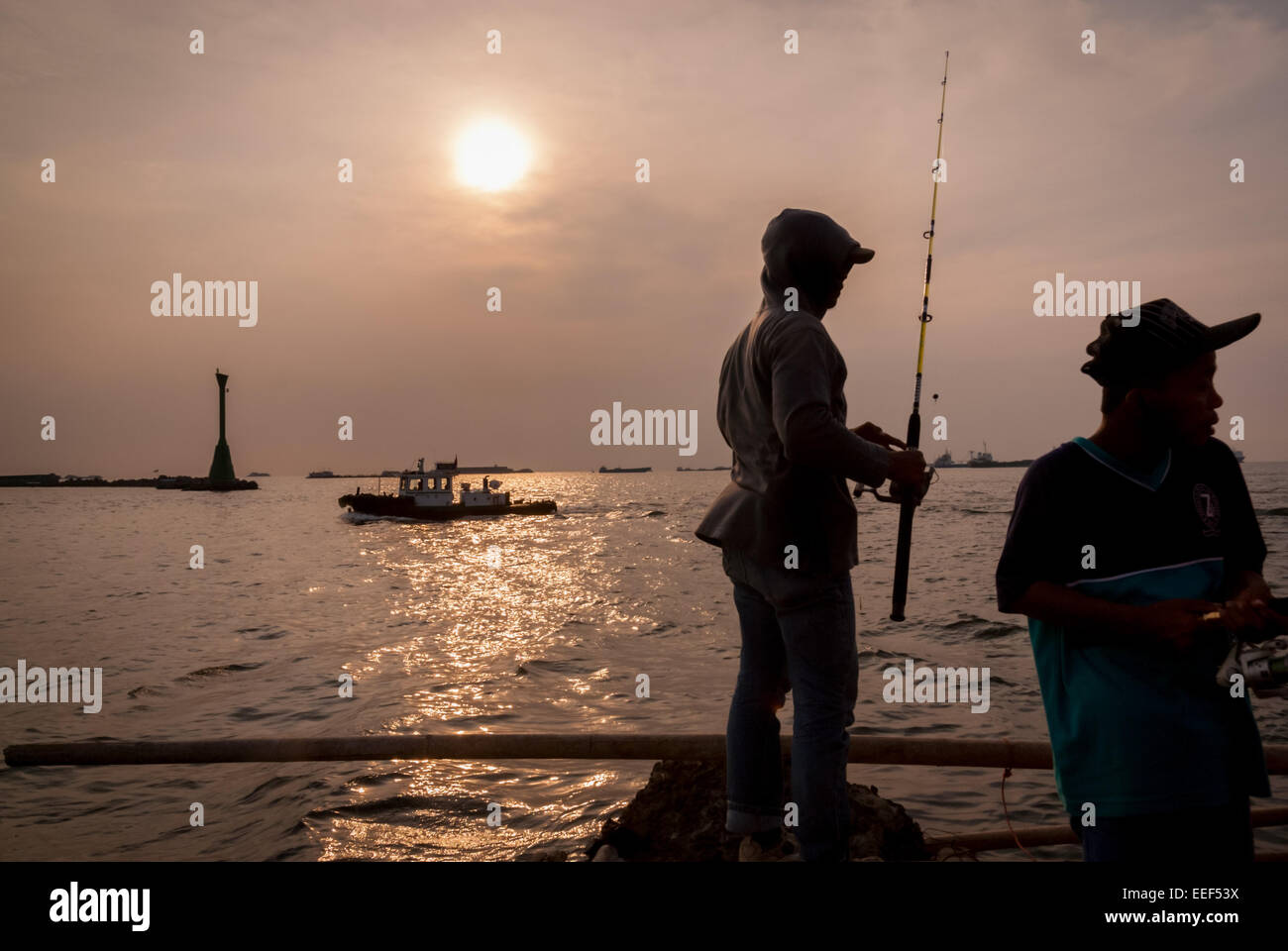 Les habitants de la région pêchent sur le littoral du bassin du port de Jakarta. Banque D'Images