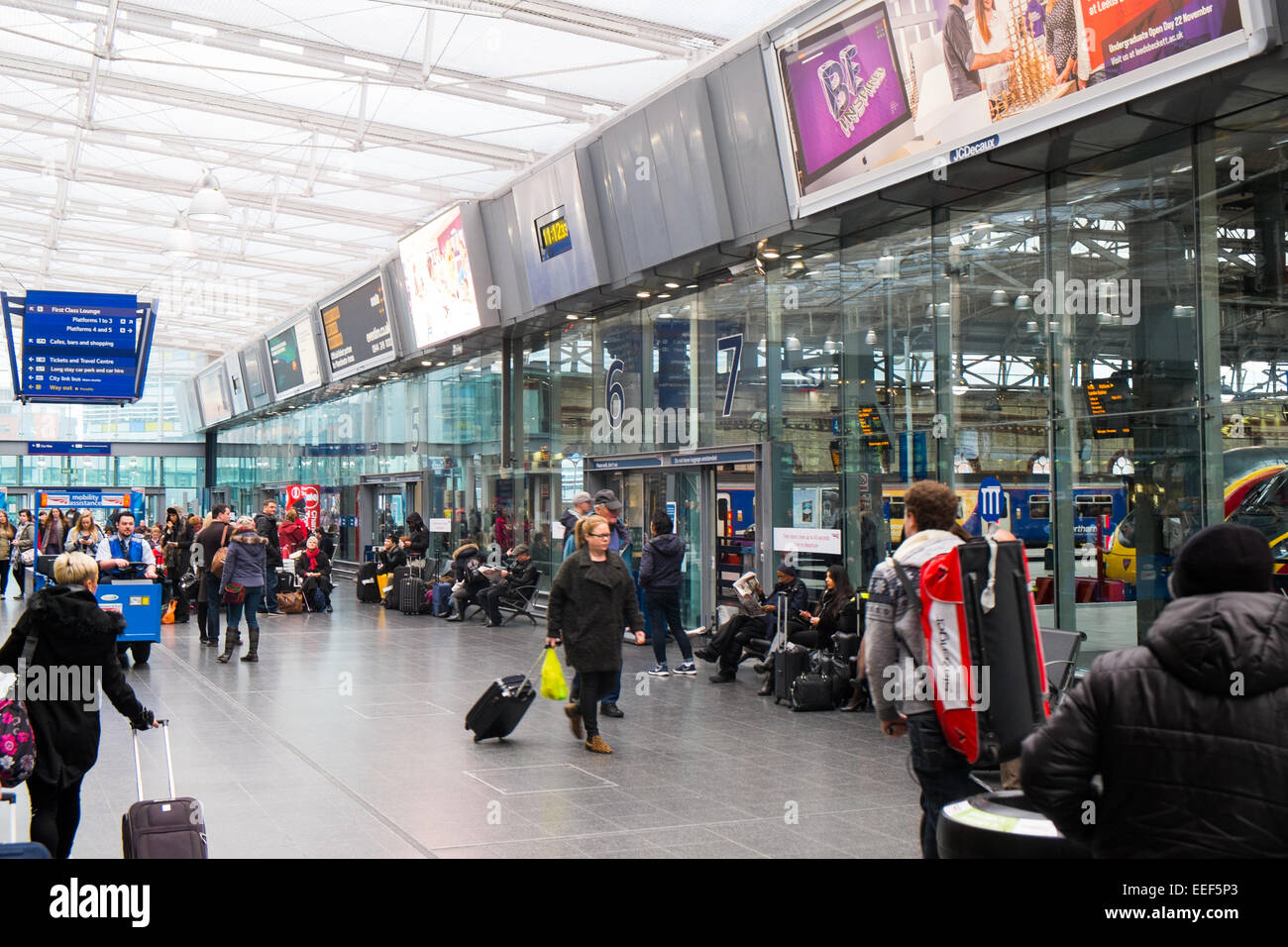 Passagers et navetteurs à la gare de manchester piccadilly, lancashire, Angleterre Banque D'Images