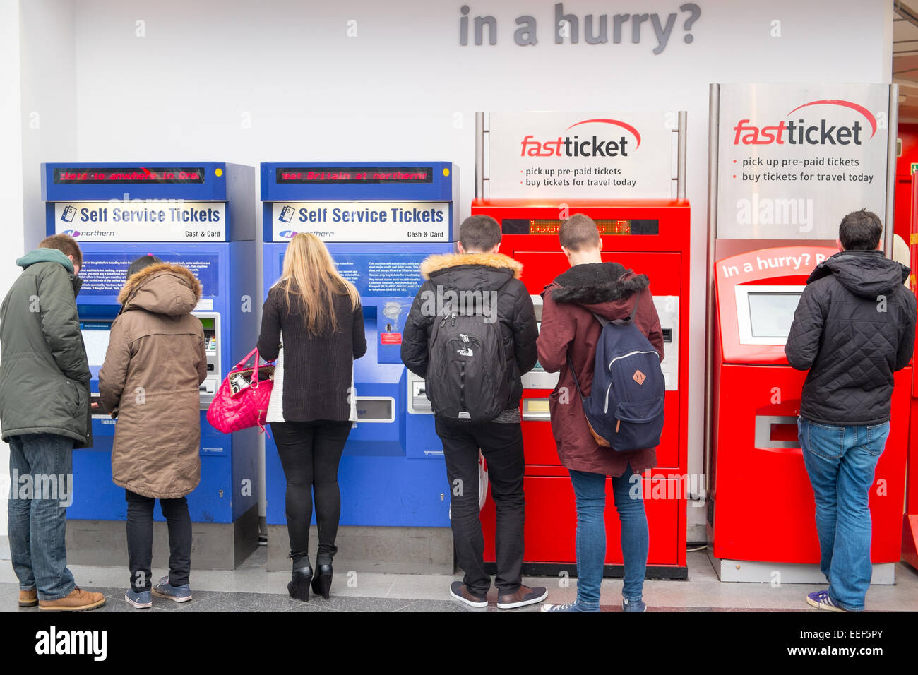 Les passagers l'achat de billets à la gare Piccadilly de Manchester, Lancashire, Angleterre Banque D'Images